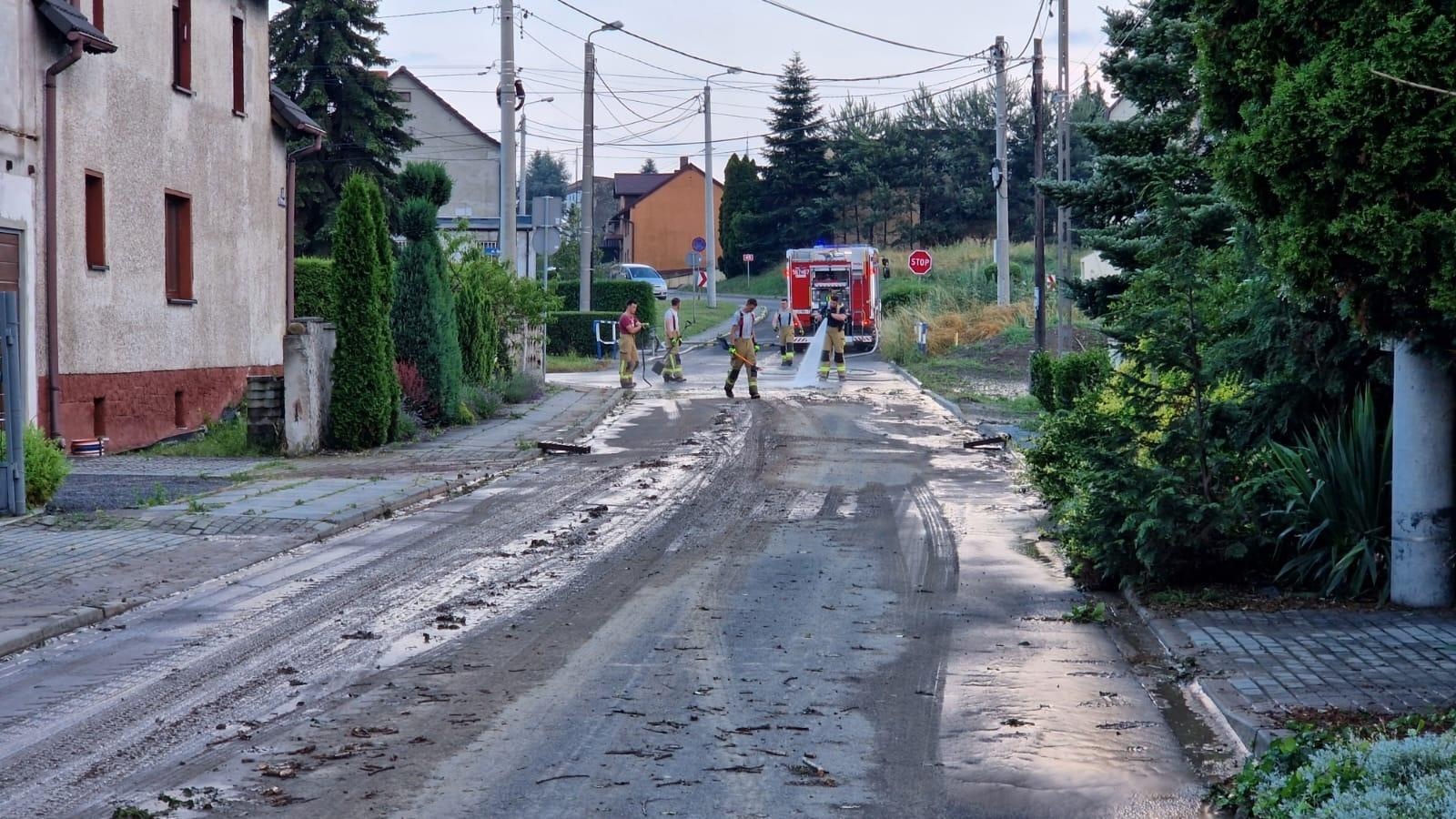 Zdjęcie w galerii na portalu naszraciborz.pl: W komendzie straży pożarnej zebrał się sztab kryzysowy wiadomości z regionu