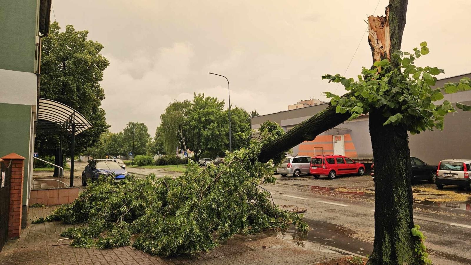 Zdjęcie w galerii na portalu naszraciborz.pl: W komendzie straży pożarnej zebrał się sztab kryzysowy wiadomości z regionu
