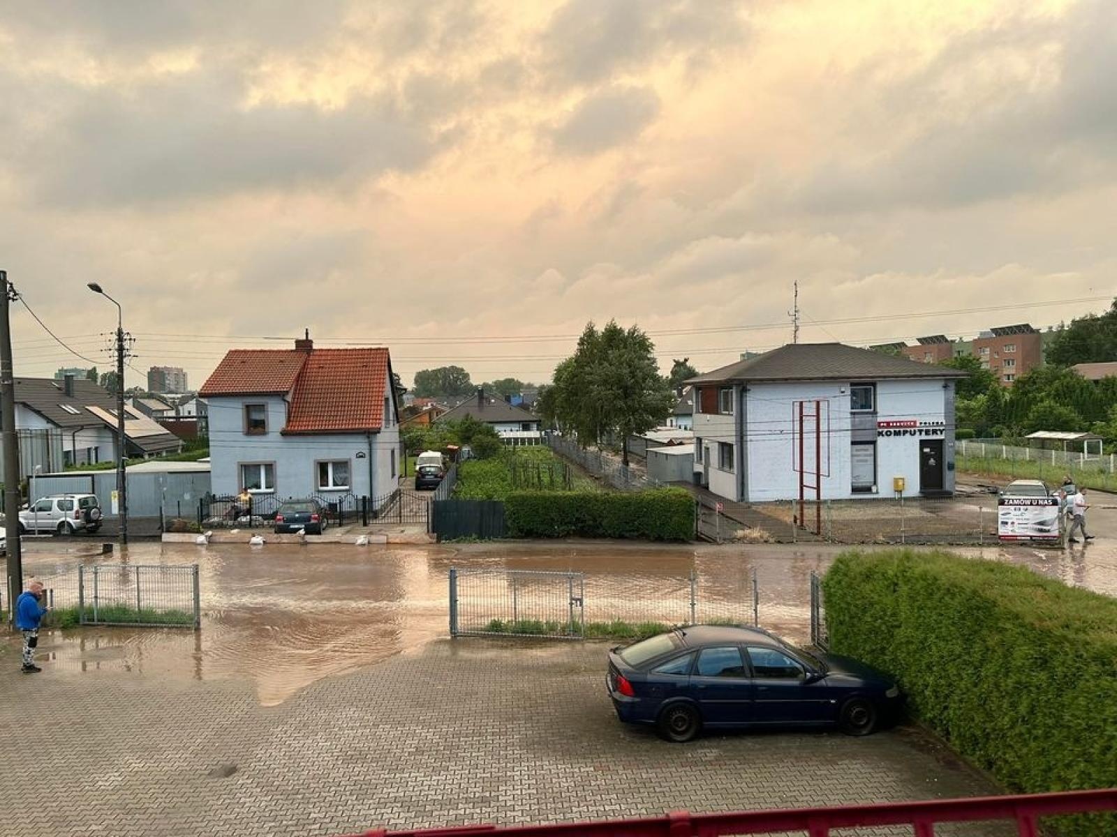 Zdjęcie w galerii na portalu naszraciborz.pl: W komendzie straży pożarnej zebrał się sztab kryzysowy wiadomości z regionu