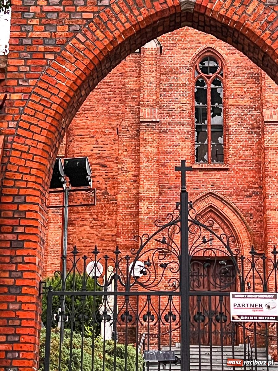 Zdjęcie w galerii na portalu naszraciborz.pl: Grad zdewastował elewacje domów i szkoły w Markowicach [FOTO] wiadomości z regionu