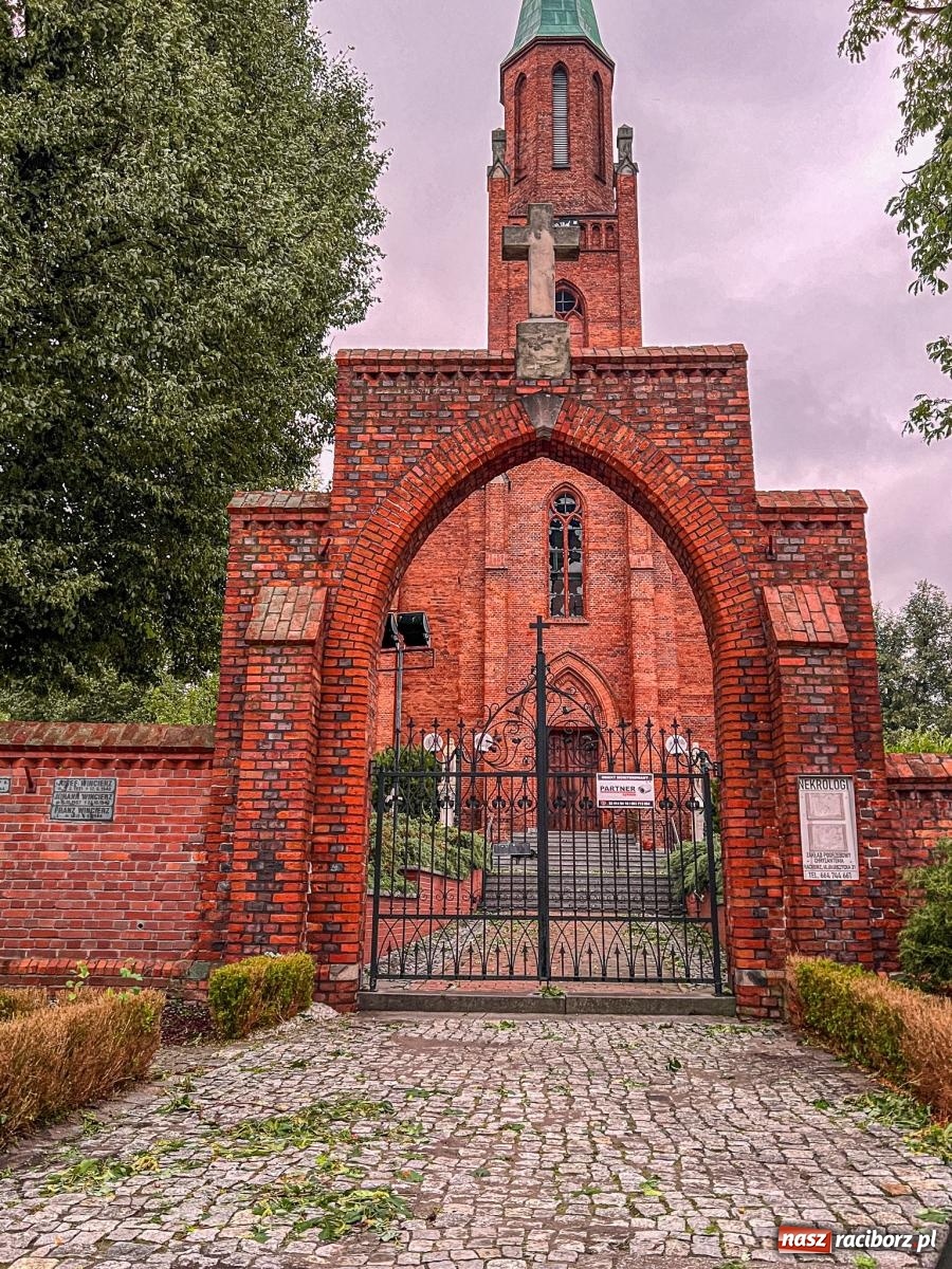 Zdjęcie w galerii na portalu naszraciborz.pl: Grad zdewastował elewacje domów i szkoły w Markowicach [FOTO] wiadomości z regionu