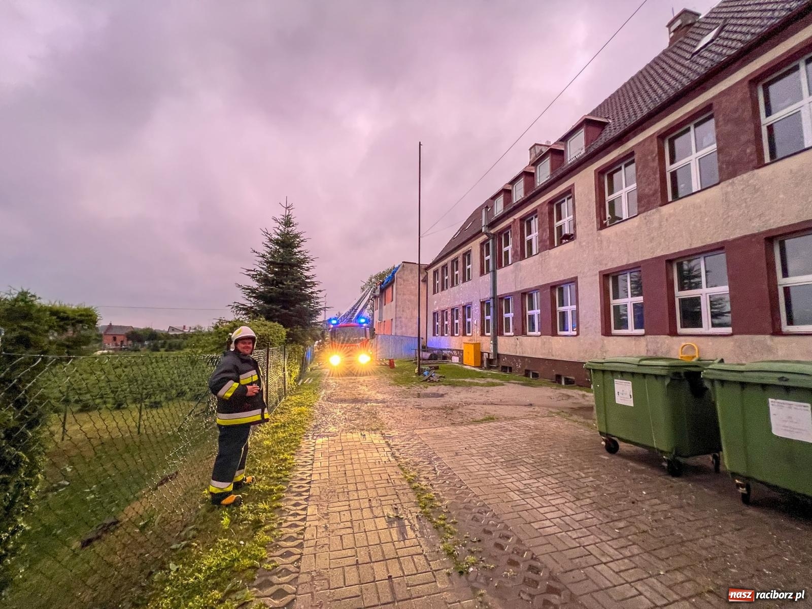 Zdjęcie w galerii na portalu naszraciborz.pl: Grad zdewastował elewacje domów i szkoły w Markowicach [FOTO] wiadomości z regionu