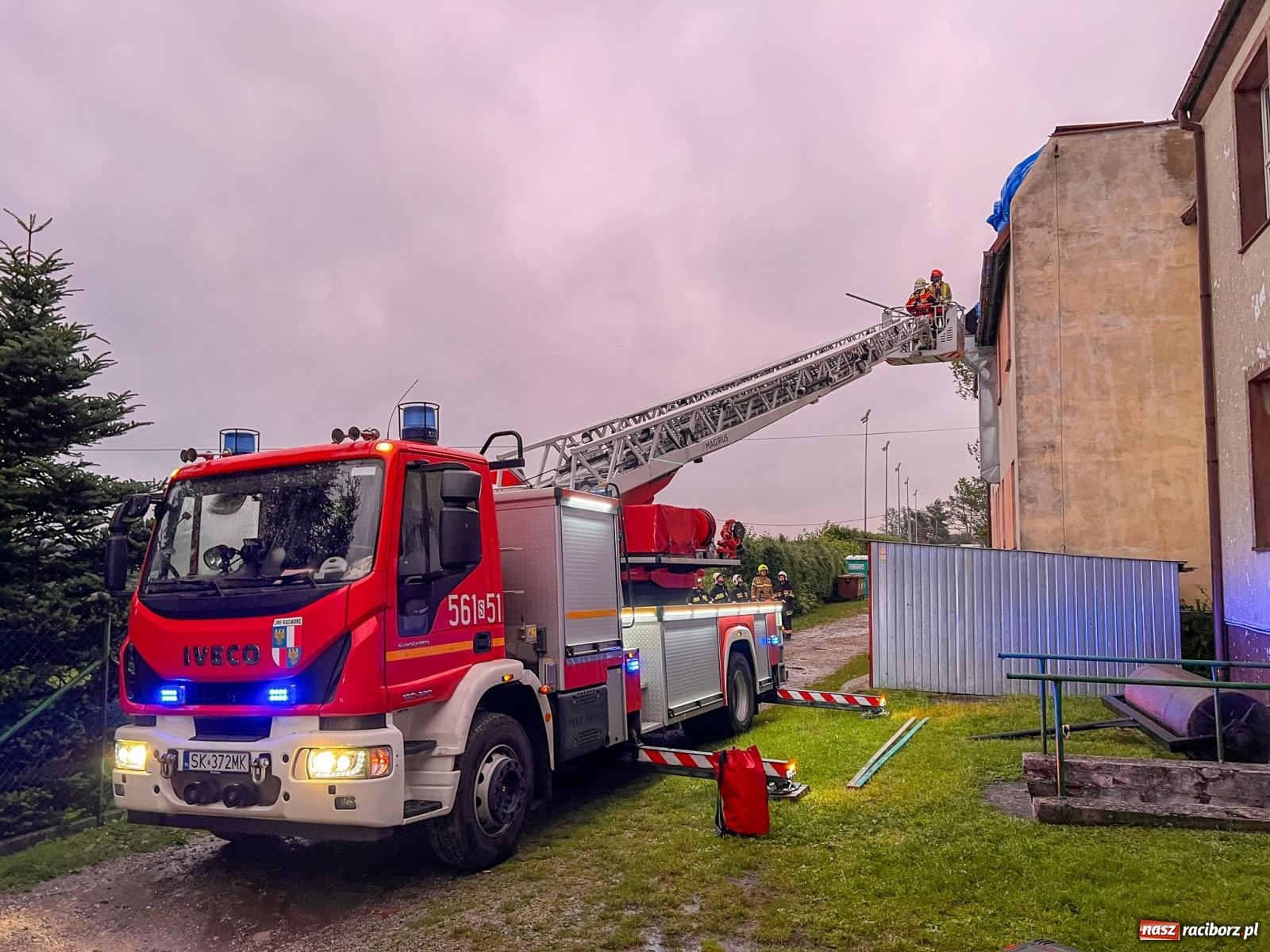 Zdjęcie w galerii na portalu naszraciborz.pl: Grad zdewastował elewacje domów i szkoły w Markowicach [FOTO] wiadomości z regionu