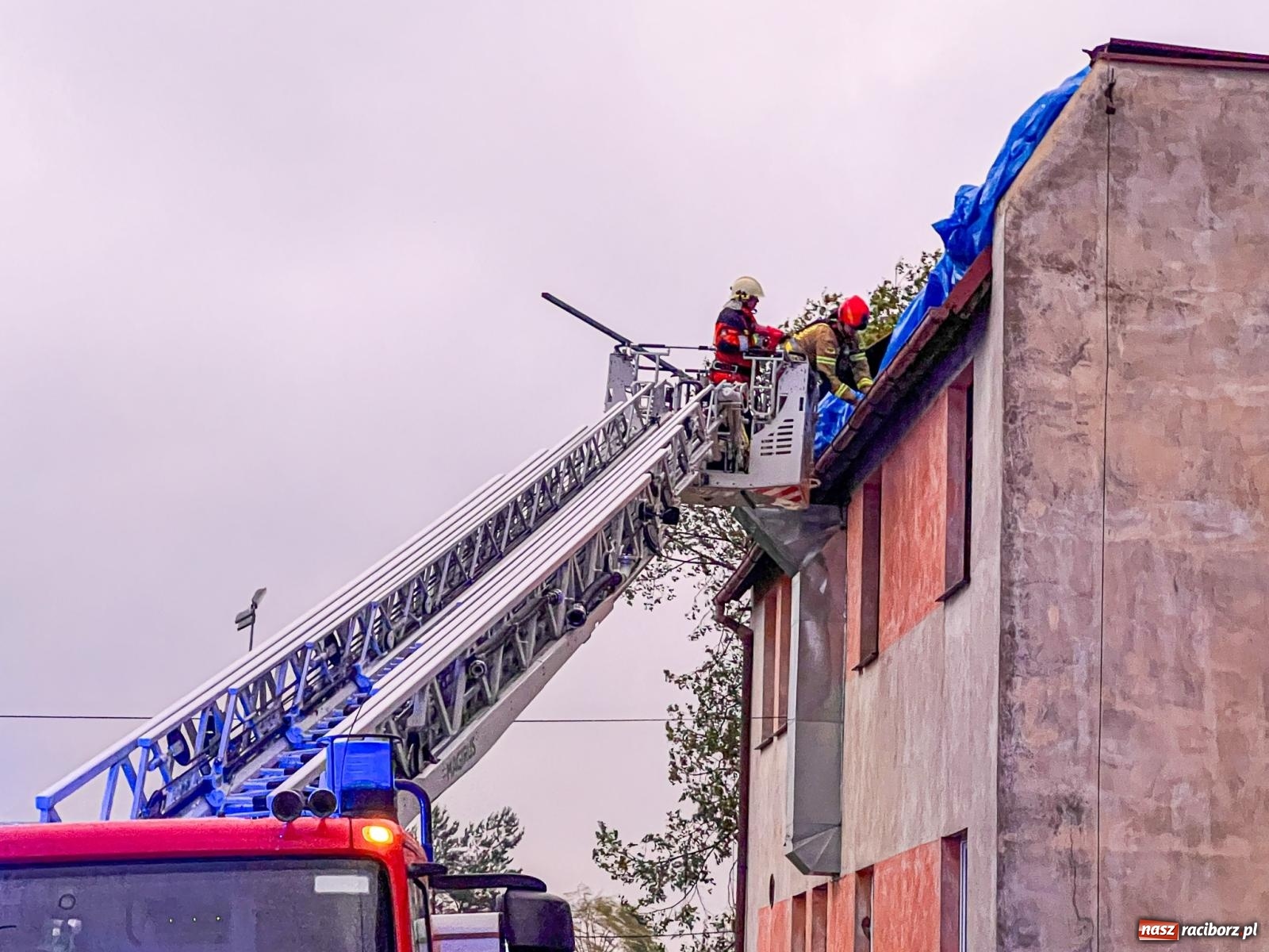 Zdjęcie w galerii na portalu naszraciborz.pl: Grad zdewastował elewacje domów i szkoły w Markowicach [FOTO] wiadomości z regionu