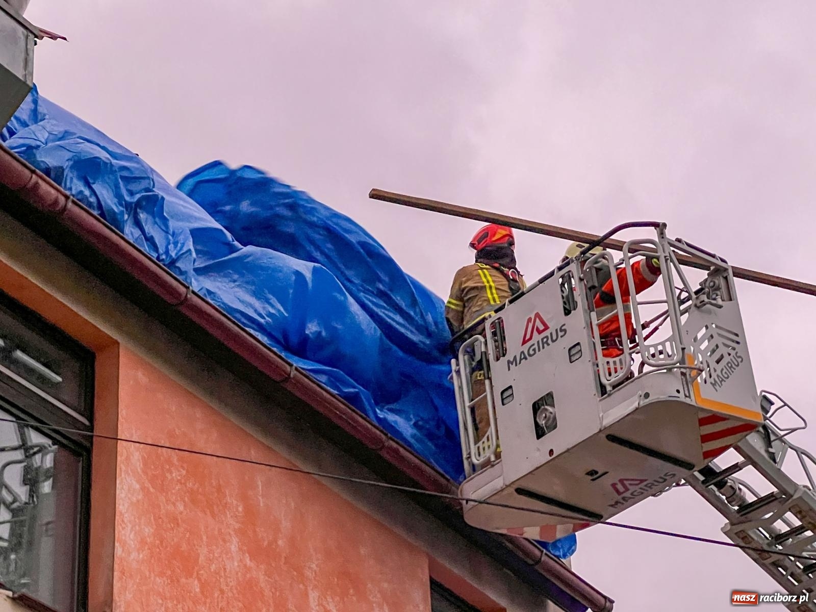 Zdjęcie w galerii na portalu naszraciborz.pl: Grad zdewastował elewacje domów i szkoły w Markowicach [FOTO] wiadomości z regionu