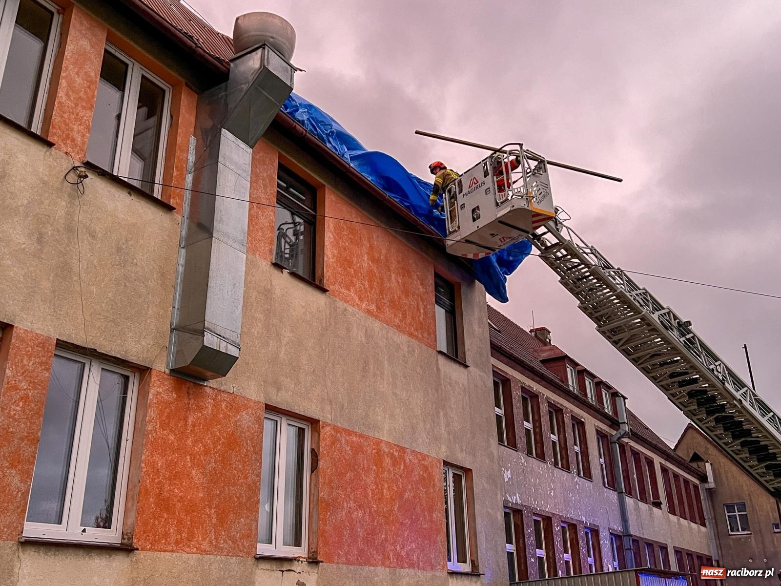 Zdjęcie w galerii na portalu naszraciborz.pl: Grad zdewastował elewacje domów i szkoły w Markowicach [FOTO] wiadomości z regionu