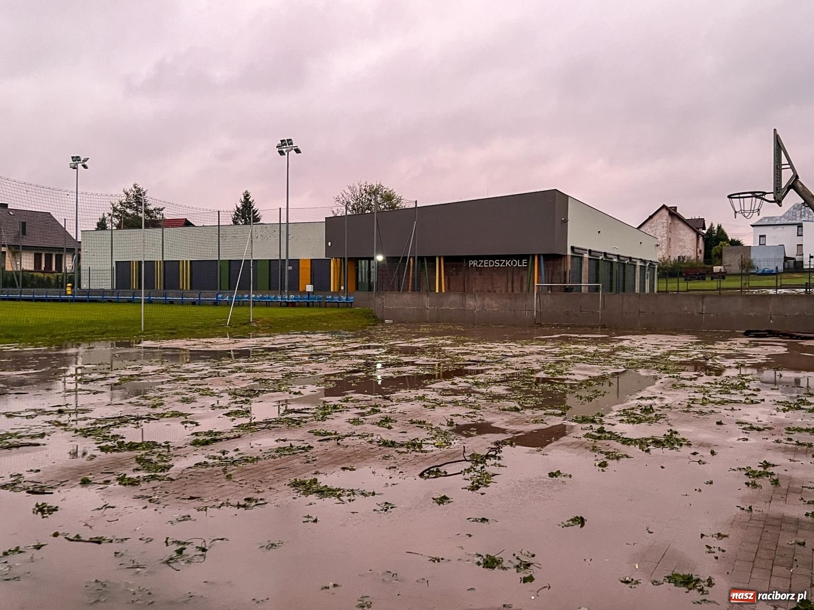 Zdjęcie w galerii na portalu naszraciborz.pl: Grad zdewastował elewacje domów i szkoły w Markowicach [FOTO] wiadomości z regionu