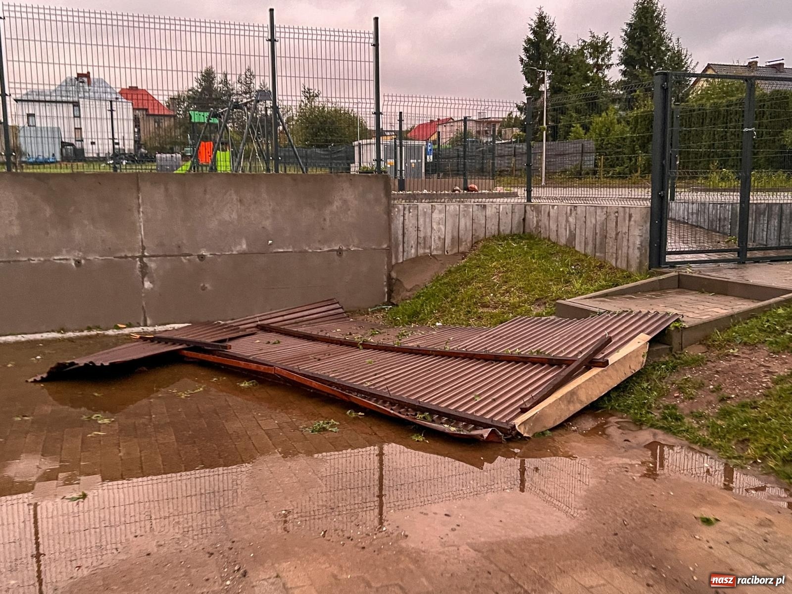 Zdjęcie w galerii na portalu naszraciborz.pl: Grad zdewastował elewacje domów i szkoły w Markowicach [FOTO] wiadomości z regionu