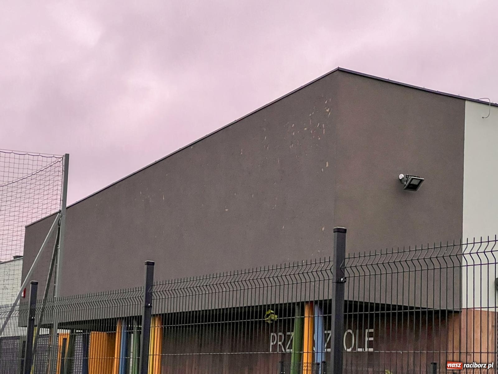 Zdjęcie w galerii na portalu naszraciborz.pl: Grad zdewastował elewacje domów i szkoły w Markowicach [FOTO] wiadomości z regionu