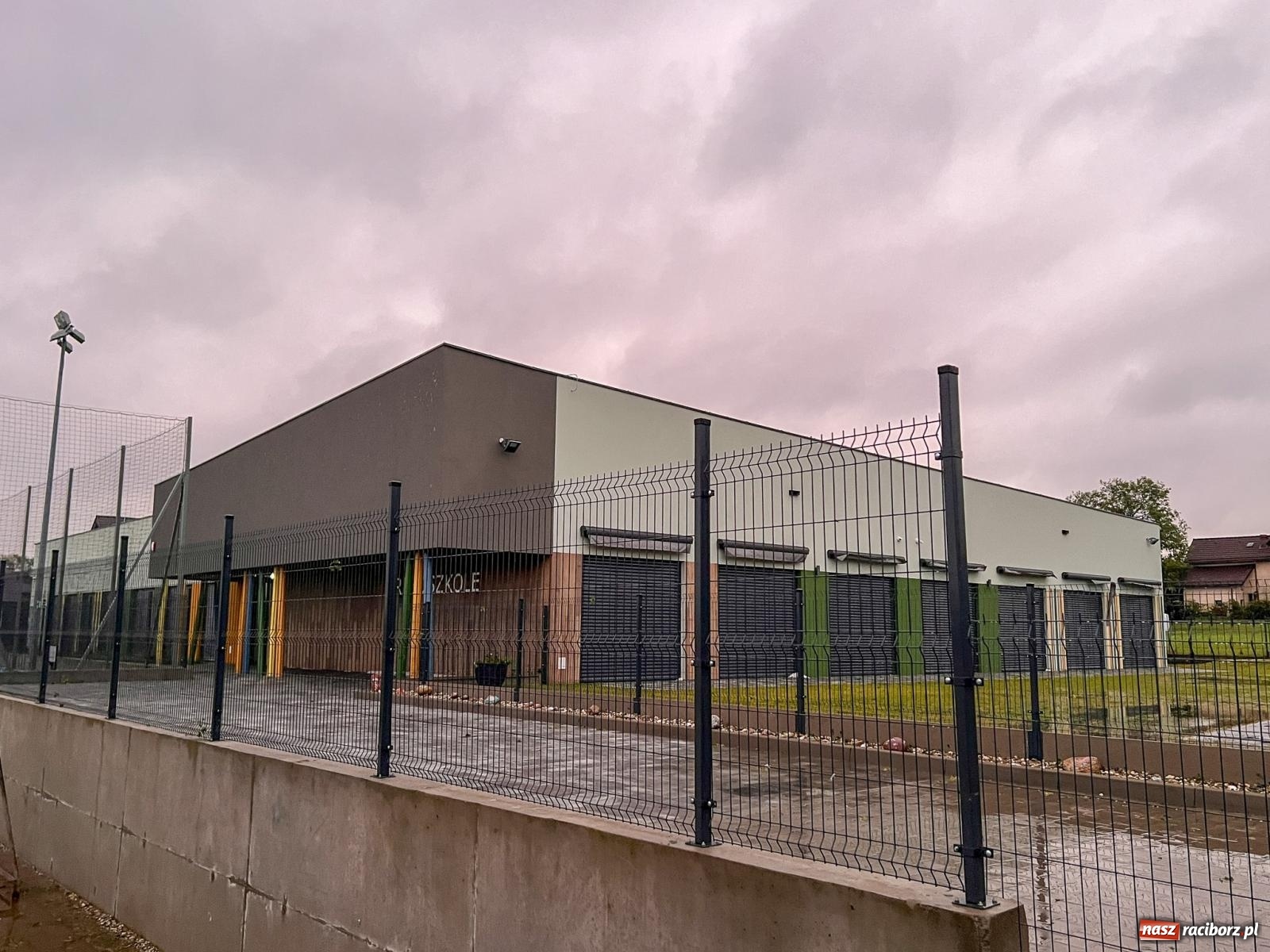 Zdjęcie w galerii na portalu naszraciborz.pl: Grad zdewastował elewacje domów i szkoły w Markowicach [FOTO] wiadomości z regionu