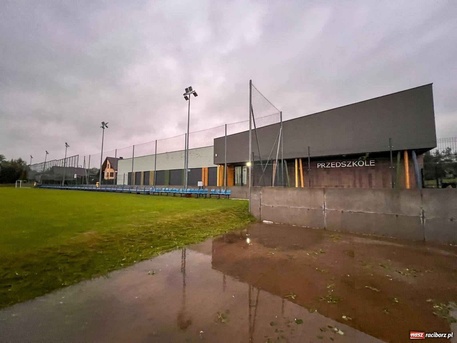 Zdjęcie w galerii na portalu naszraciborz.pl: Grad zdewastował elewacje domów i szkoły w Markowicach [FOTO] wiadomości z regionu