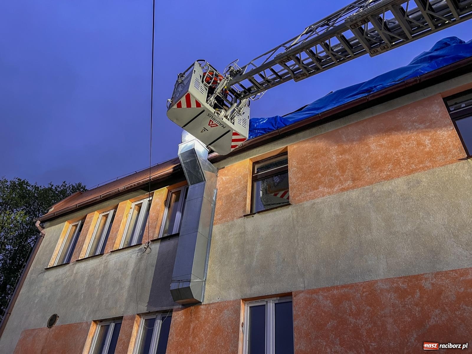 Zdjęcie w galerii na portalu naszraciborz.pl: Grad zdewastował elewacje domów i szkoły w Markowicach [FOTO] wiadomości z regionu