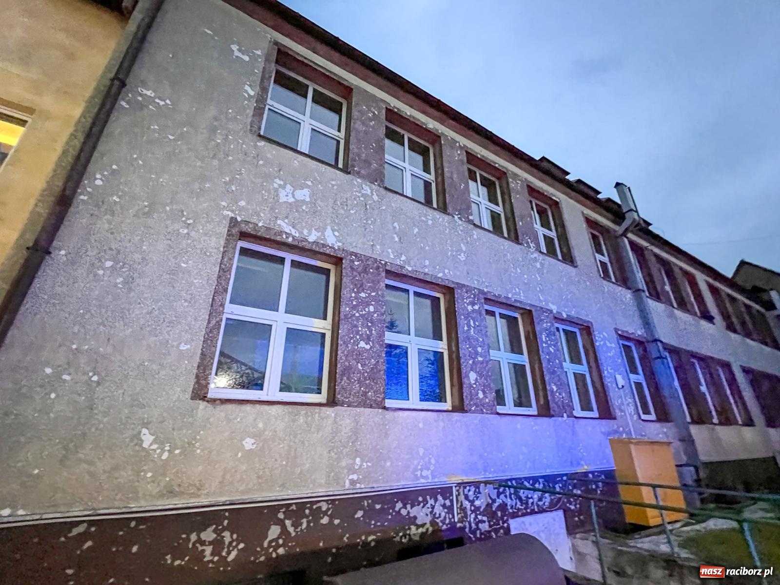 Zdjęcie w galerii na portalu naszraciborz.pl: Grad zdewastował elewacje domów i szkoły w Markowicach [FOTO] wiadomości z regionu