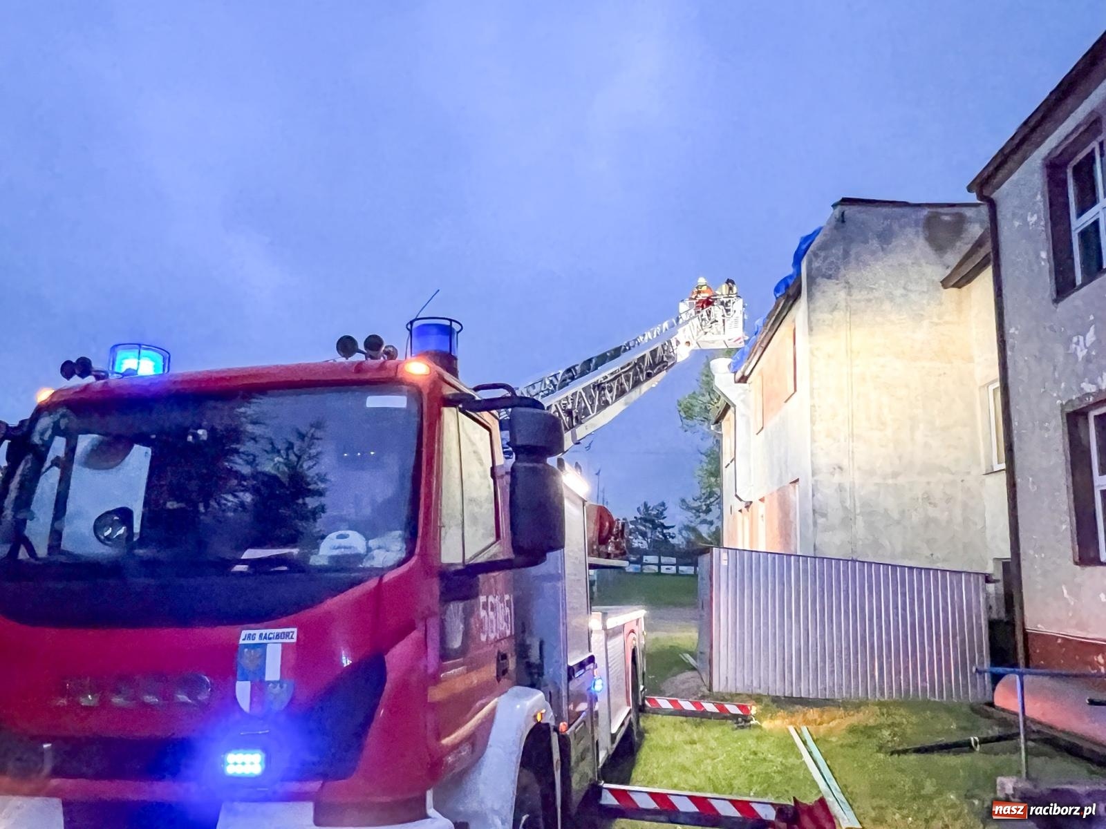 Zdjęcie w galerii na portalu naszraciborz.pl: Grad zdewastował elewacje domów i szkoły w Markowicach [FOTO] wiadomości z regionu