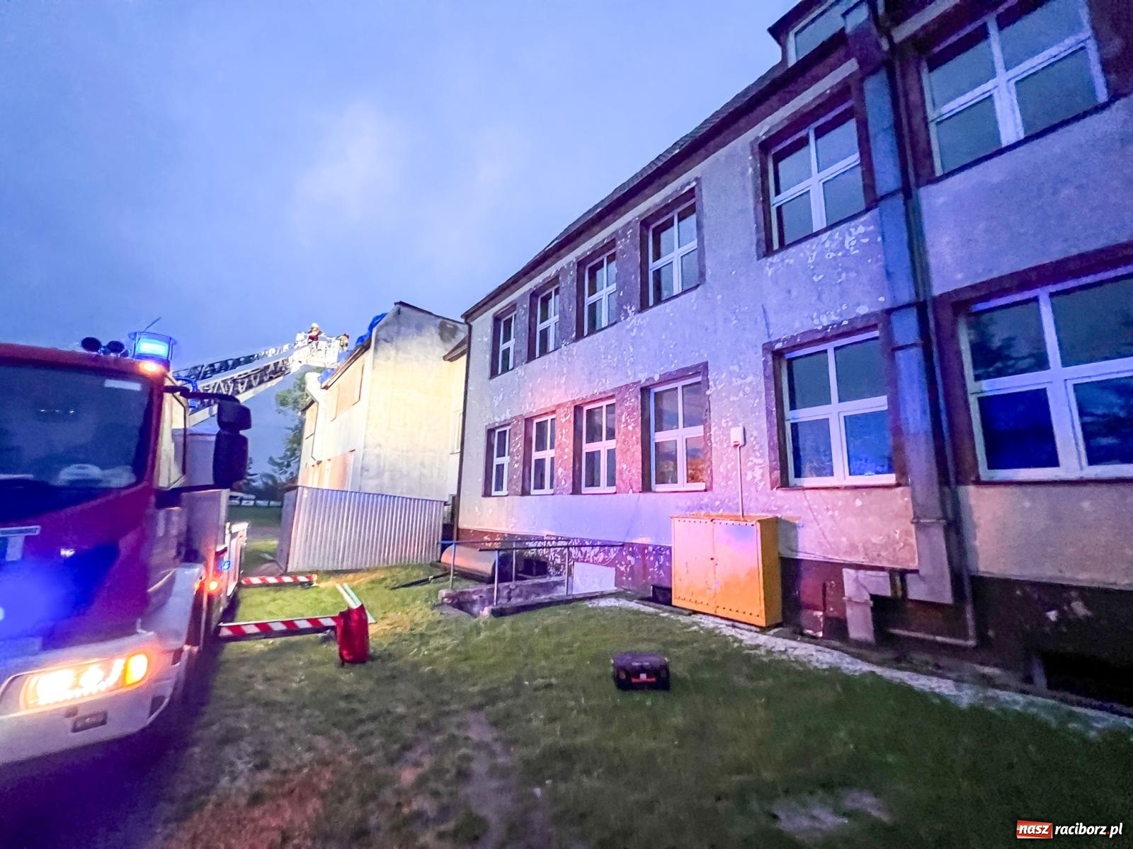 Zdjęcie w galerii na portalu naszraciborz.pl: Grad zdewastował elewacje domów i szkoły w Markowicach [FOTO] wiadomości z regionu