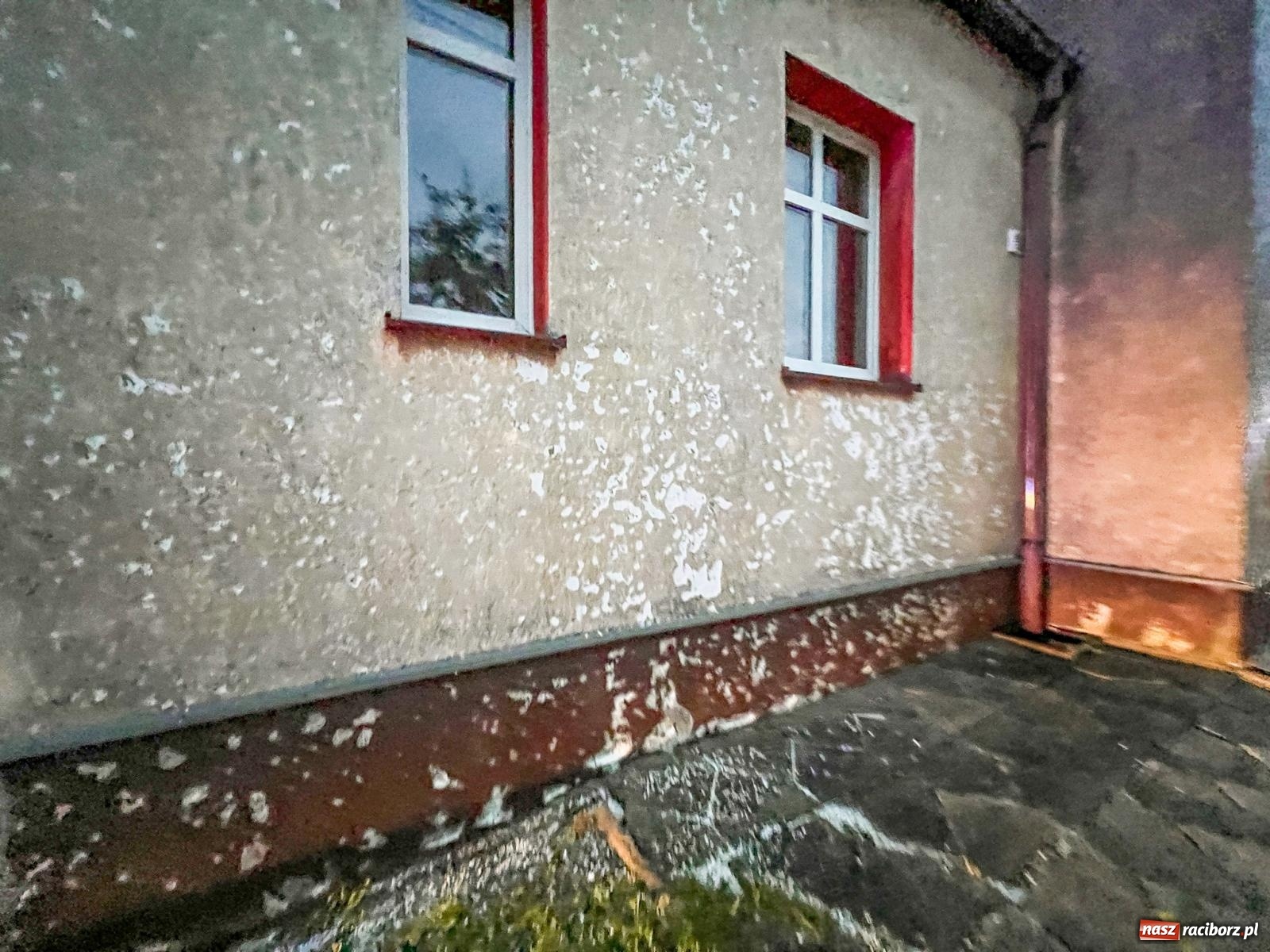Zdjęcie w galerii na portalu naszraciborz.pl: Grad zdewastował elewacje domów i szkoły w Markowicach [FOTO] wiadomości z regionu