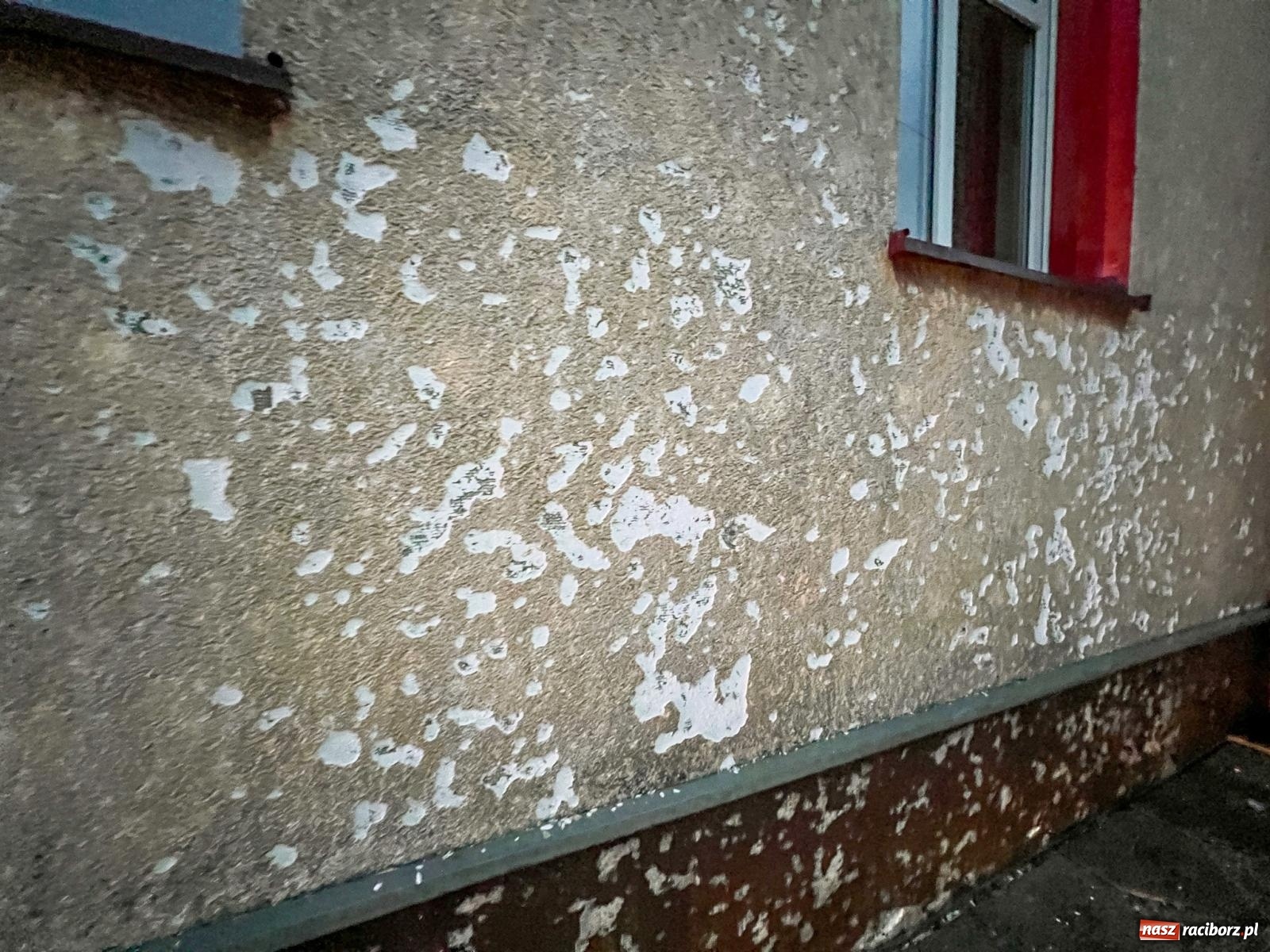 Zdjęcie w galerii na portalu naszraciborz.pl: Grad zdewastował elewacje domów i szkoły w Markowicach [FOTO] wiadomości z regionu