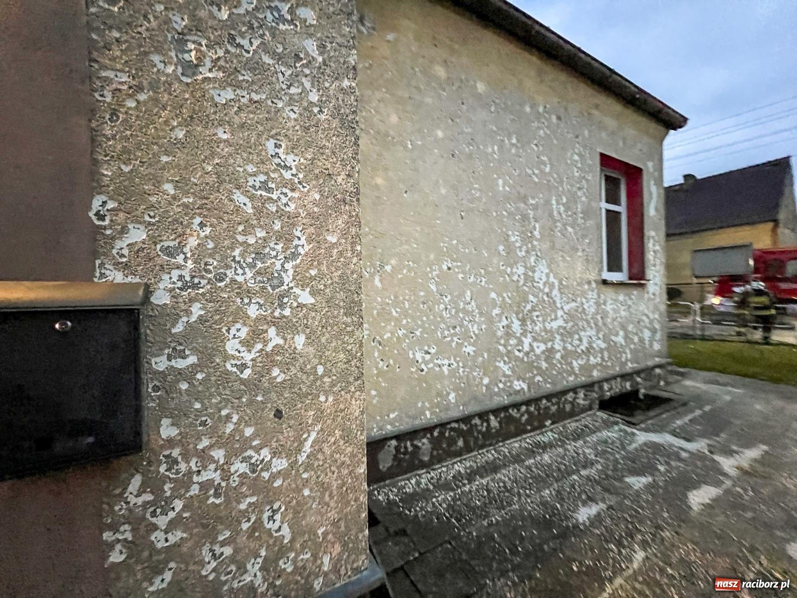 Zdjęcie w galerii na portalu naszraciborz.pl: Grad zdewastował elewacje domów i szkoły w Markowicach [FOTO] wiadomości z regionu