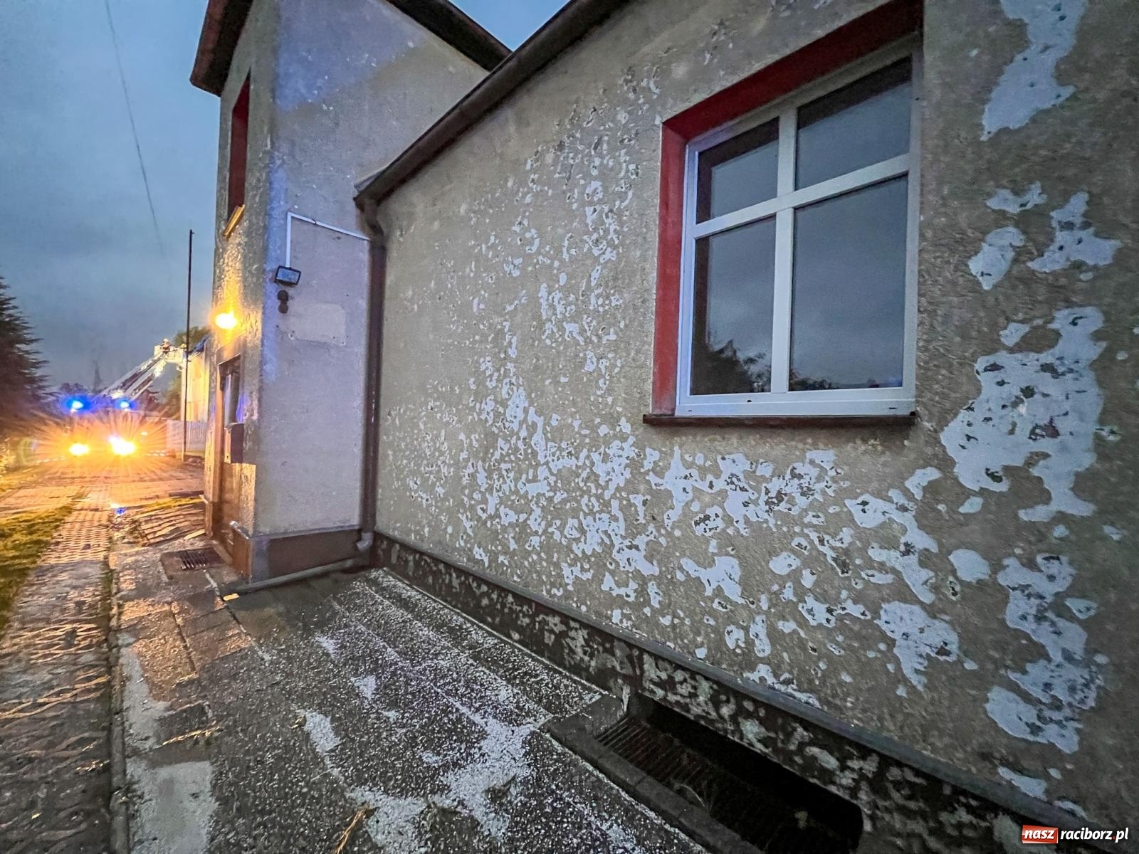 Zdjęcie w galerii na portalu naszraciborz.pl: Grad zdewastował elewacje domów i szkoły w Markowicach [FOTO] wiadomości z regionu