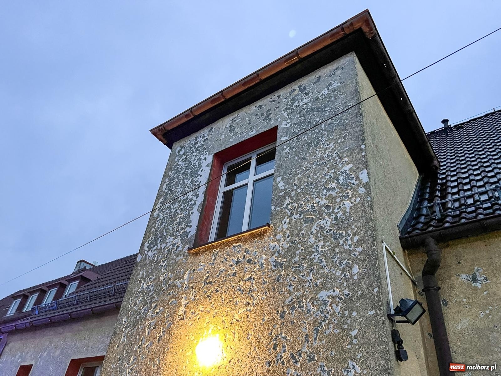 Zdjęcie w galerii na portalu naszraciborz.pl: Grad zdewastował elewacje domów i szkoły w Markowicach [FOTO] wiadomości z regionu