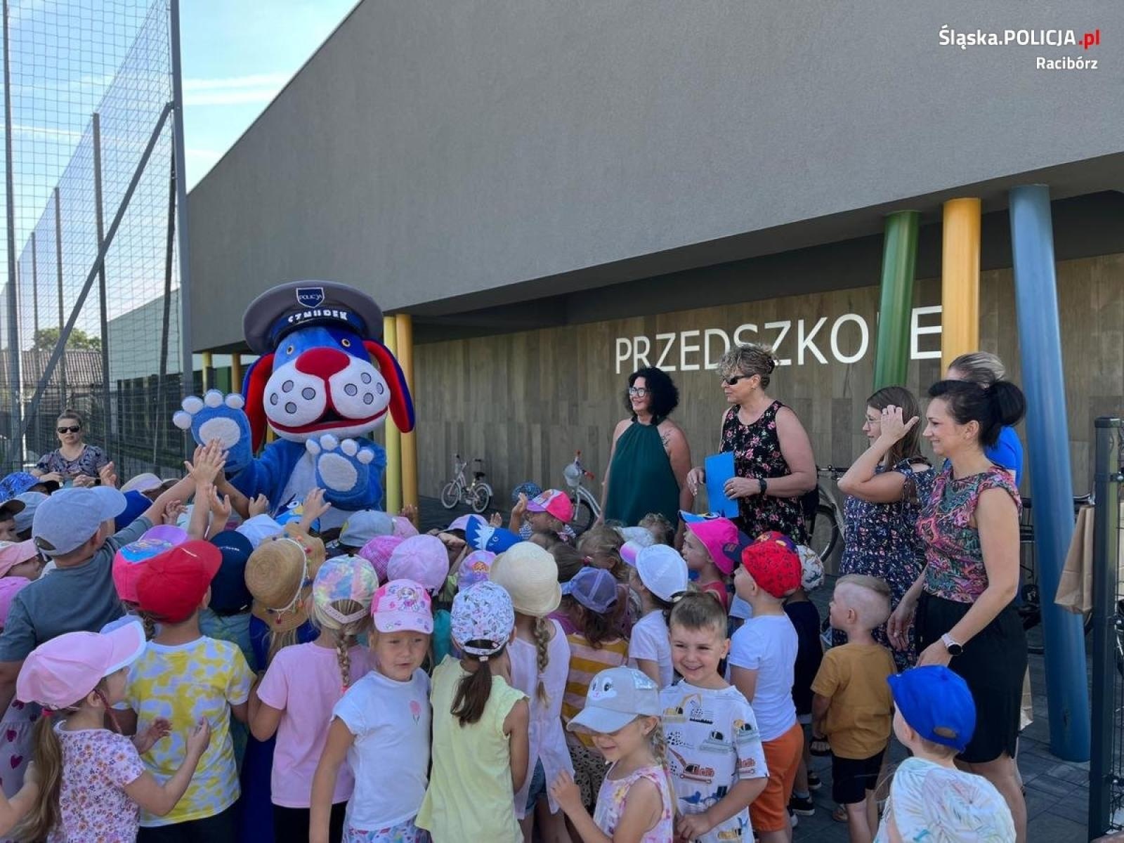 Zdjęcie w galerii na portalu naszraciborz.pl: Policjant i Sznupek z wizytą u przedszkolaków w Markowicach wiadomości z regionu
