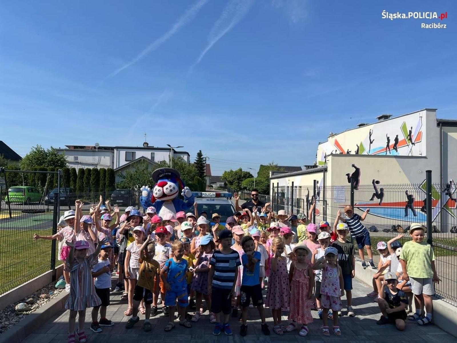 Zdjęcie w galerii na portalu naszraciborz.pl: Policjant i Sznupek z wizytą u przedszkolaków w Markowicach wiadomości z regionu