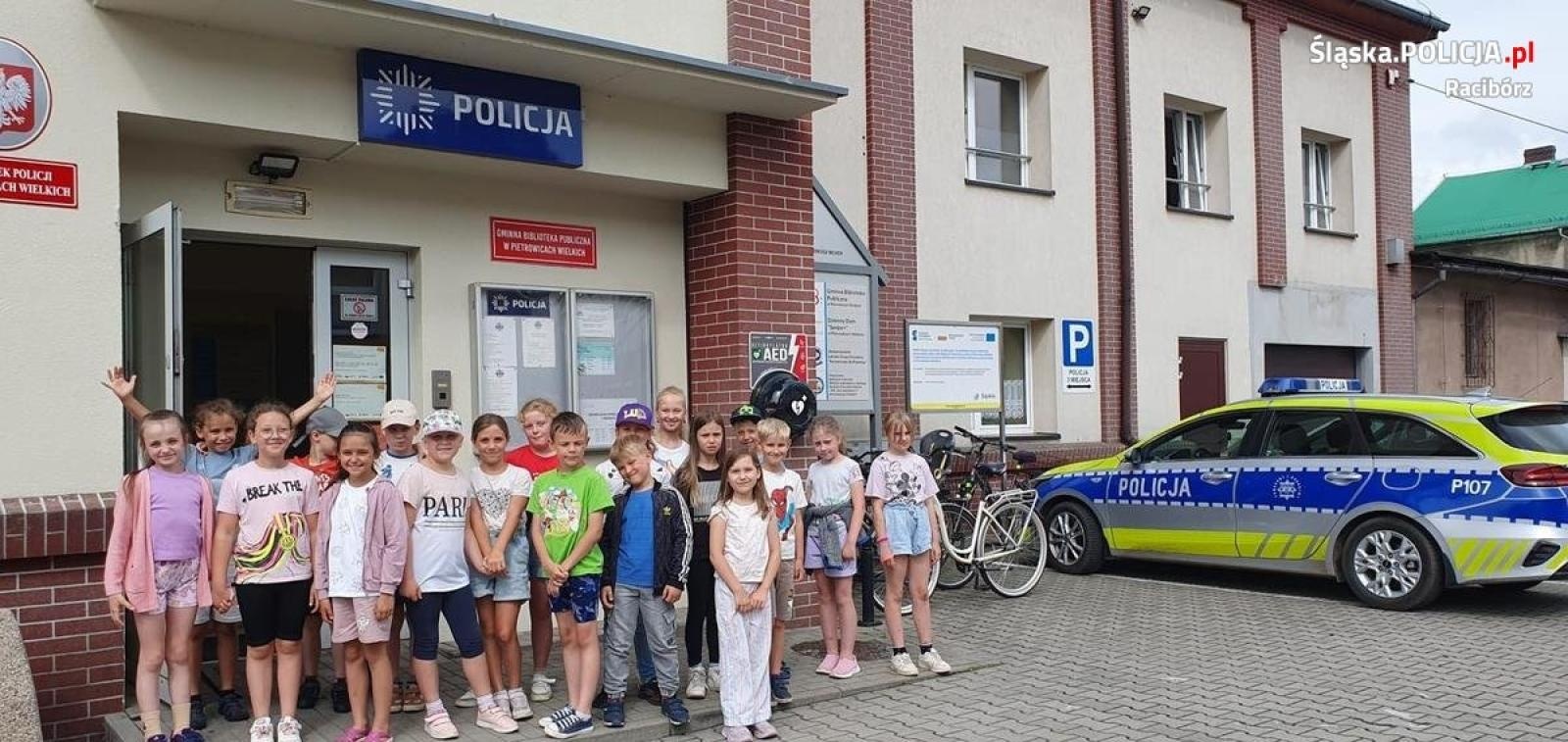 Zdjęcie w galerii na portalu naszraciborz.pl: Uczniowie szkoły w Pietrowicach Wielkich złożyli wizytę policjantom wiadomości z regionu
