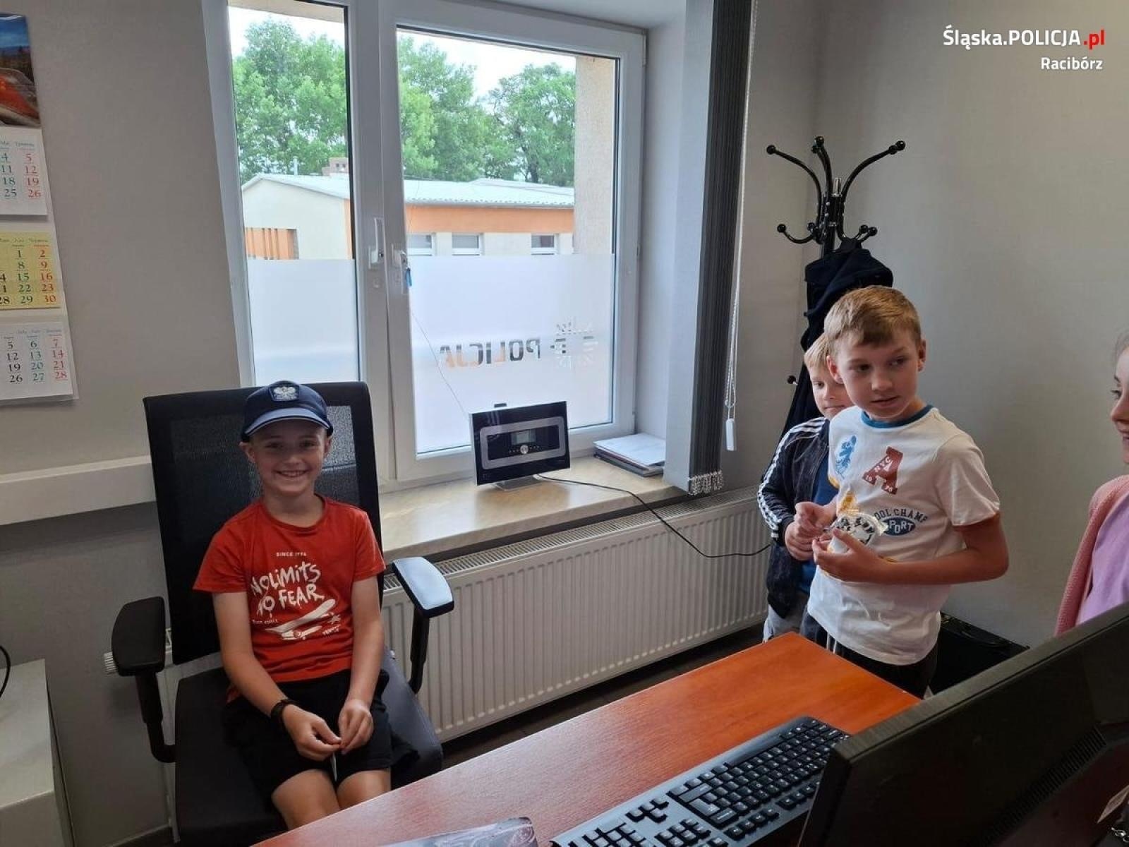 Zdjęcie w galerii na portalu naszraciborz.pl: Uczniowie szkoły w Pietrowicach Wielkich złożyli wizytę policjantom wiadomości z regionu