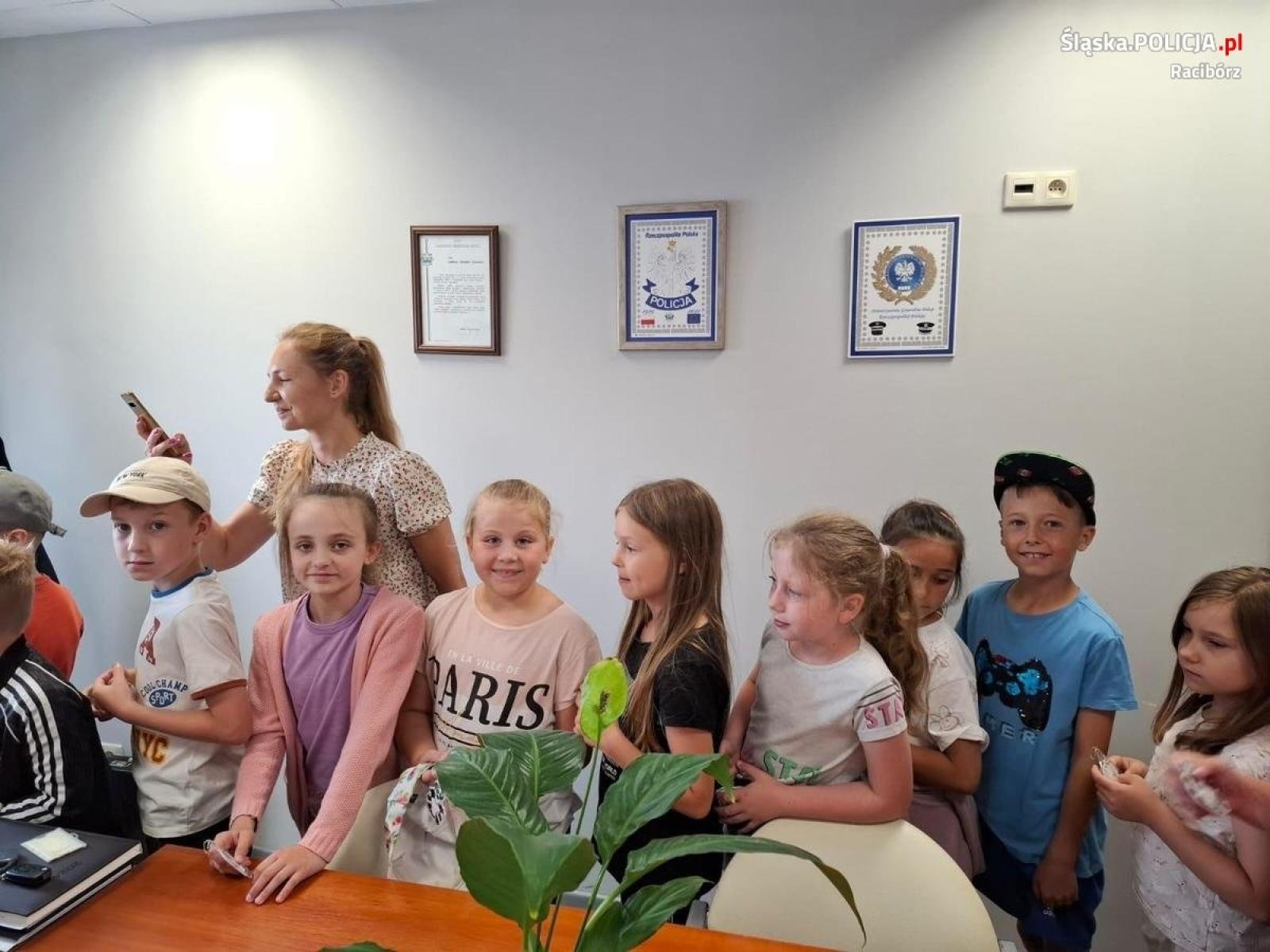 Zdjęcie w galerii na portalu naszraciborz.pl: Uczniowie szkoły w Pietrowicach Wielkich złożyli wizytę policjantom wiadomości z regionu