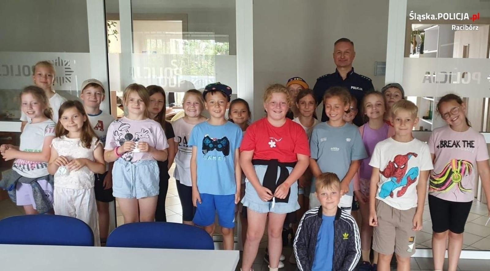 Zdjęcie w galerii na portalu naszraciborz.pl: Uczniowie szkoły w Pietrowicach Wielkich złożyli wizytę policjantom wiadomości z regionu