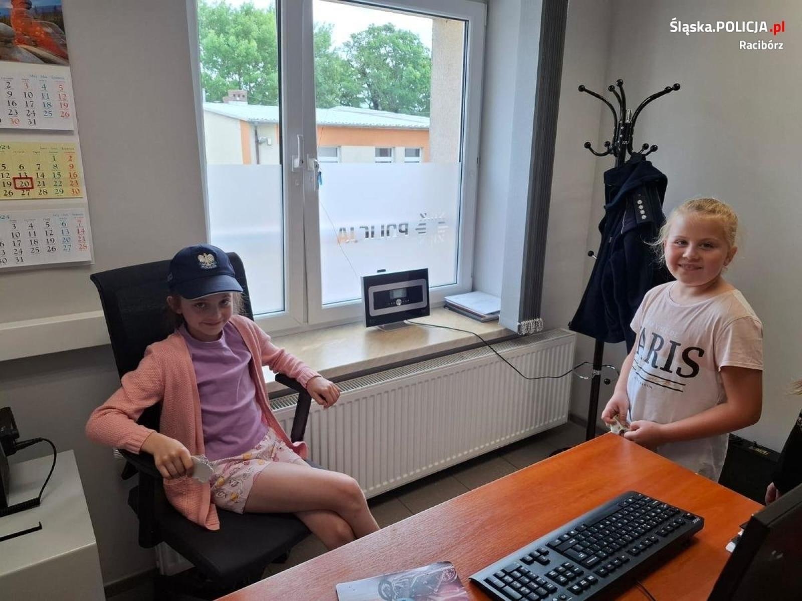 Zdjęcie w galerii na portalu naszraciborz.pl: Uczniowie szkoły w Pietrowicach Wielkich złożyli wizytę policjantom wiadomości z regionu