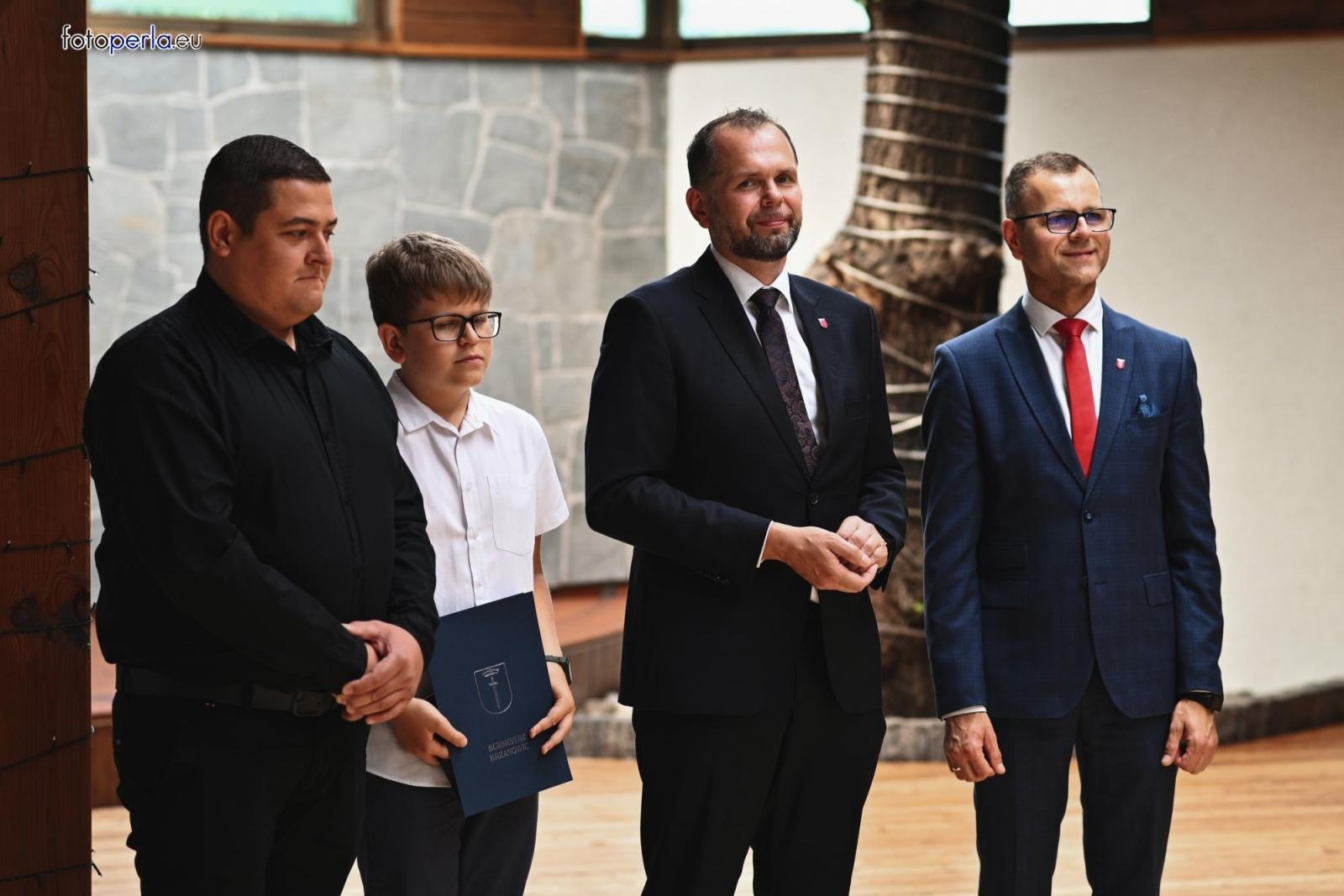 Zdjęcie w galerii na portalu naszraciborz.pl: Burmistrz Krzanowic uhonorował prymusów wiadomości z regionu