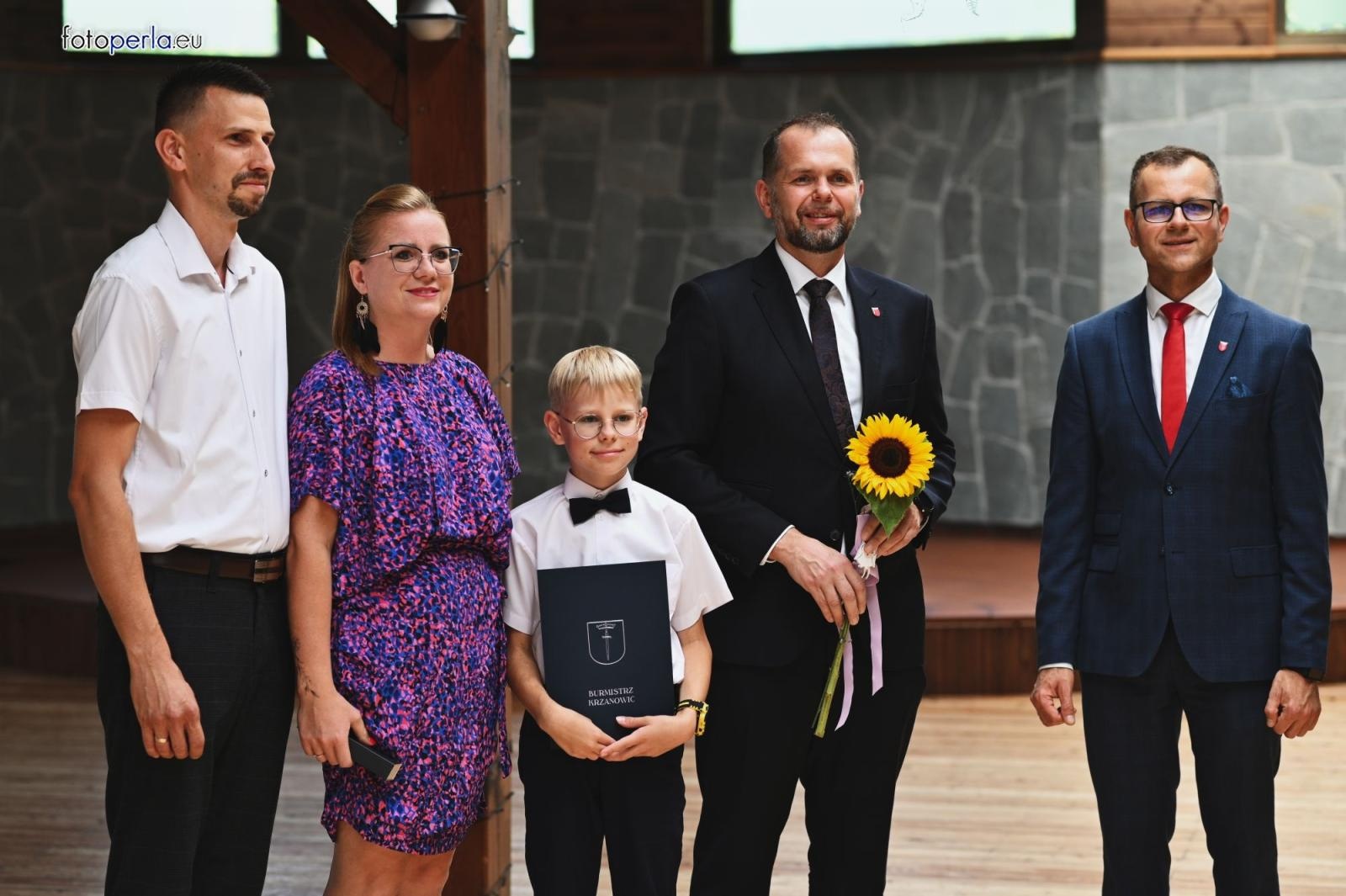 Zdjęcie w galerii na portalu naszraciborz.pl: Burmistrz Krzanowic uhonorował prymusów wiadomości z regionu