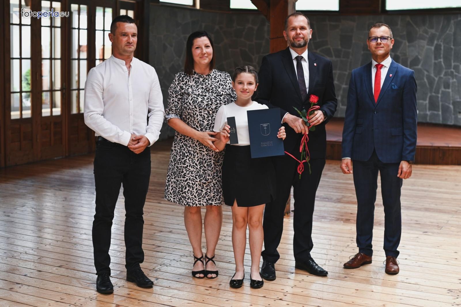 Zdjęcie w galerii na portalu naszraciborz.pl: Burmistrz Krzanowic uhonorował prymusów wiadomości z regionu