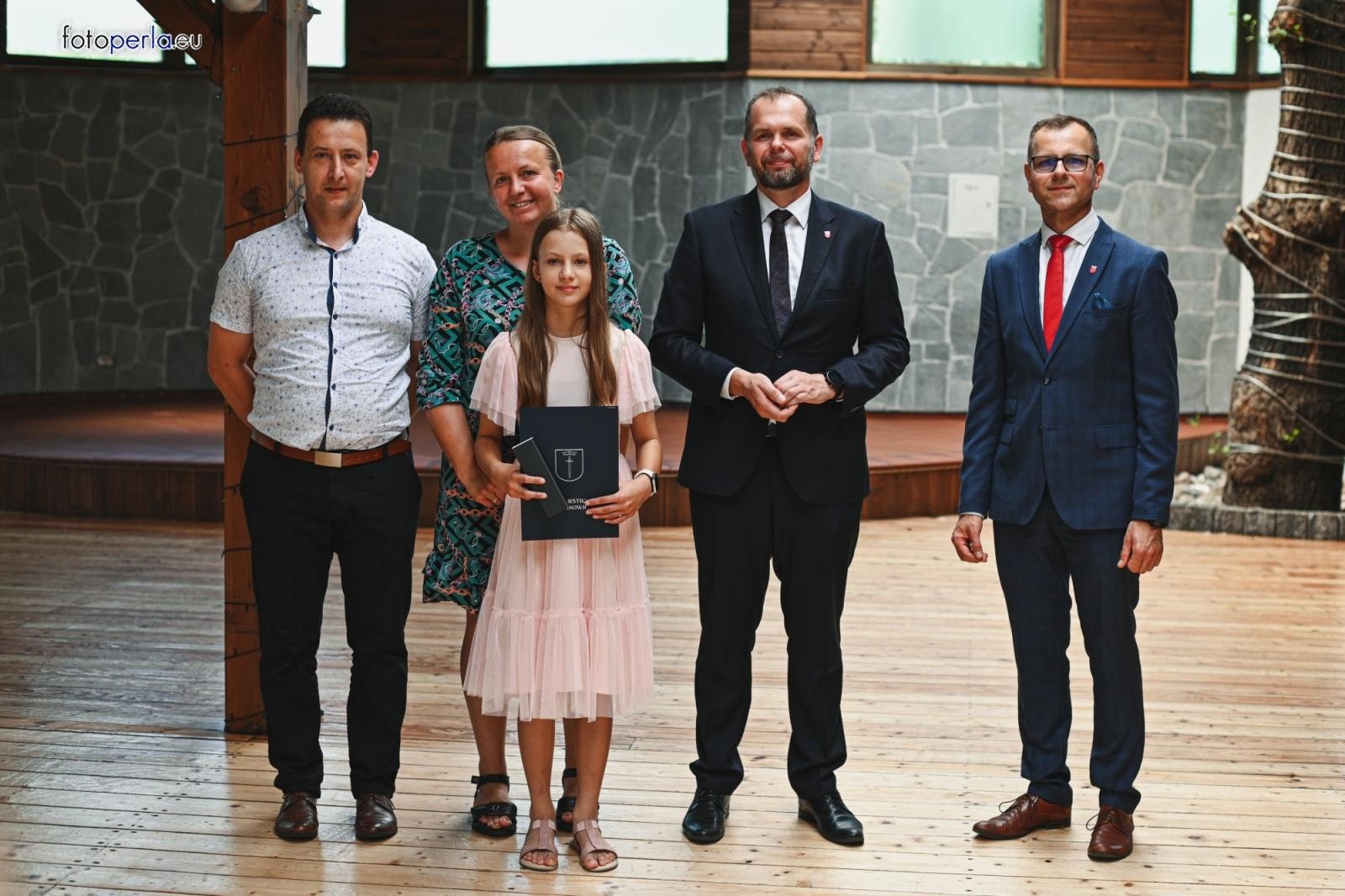 Zdjęcie w galerii na portalu naszraciborz.pl: Burmistrz Krzanowic uhonorował prymusów wiadomości z regionu