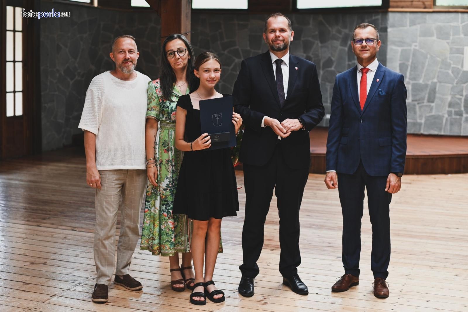 Zdjęcie w galerii na portalu naszraciborz.pl: Burmistrz Krzanowic uhonorował prymusów wiadomości z regionu