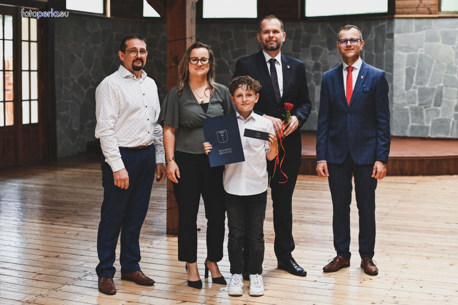 Zdjęcie w galerii na portalu naszraciborz.pl: Burmistrz Krzanowic uhonorował prymusów wiadomości z regionu