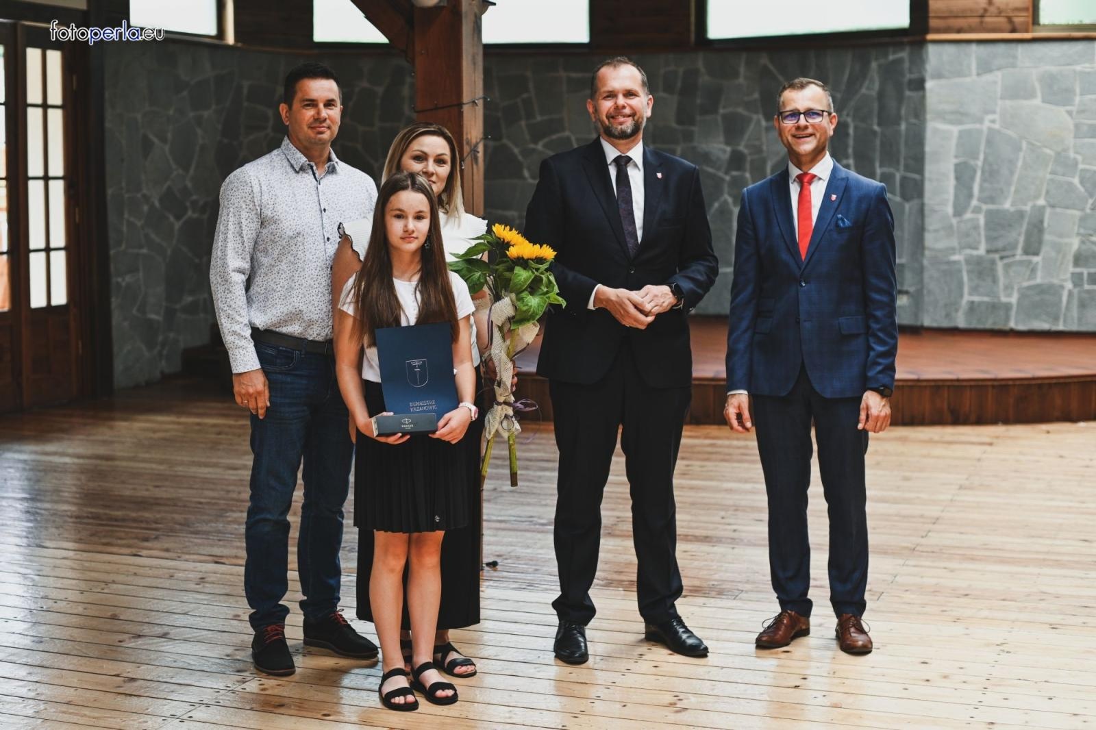 Zdjęcie w galerii na portalu naszraciborz.pl: Burmistrz Krzanowic uhonorował prymusów wiadomości z regionu