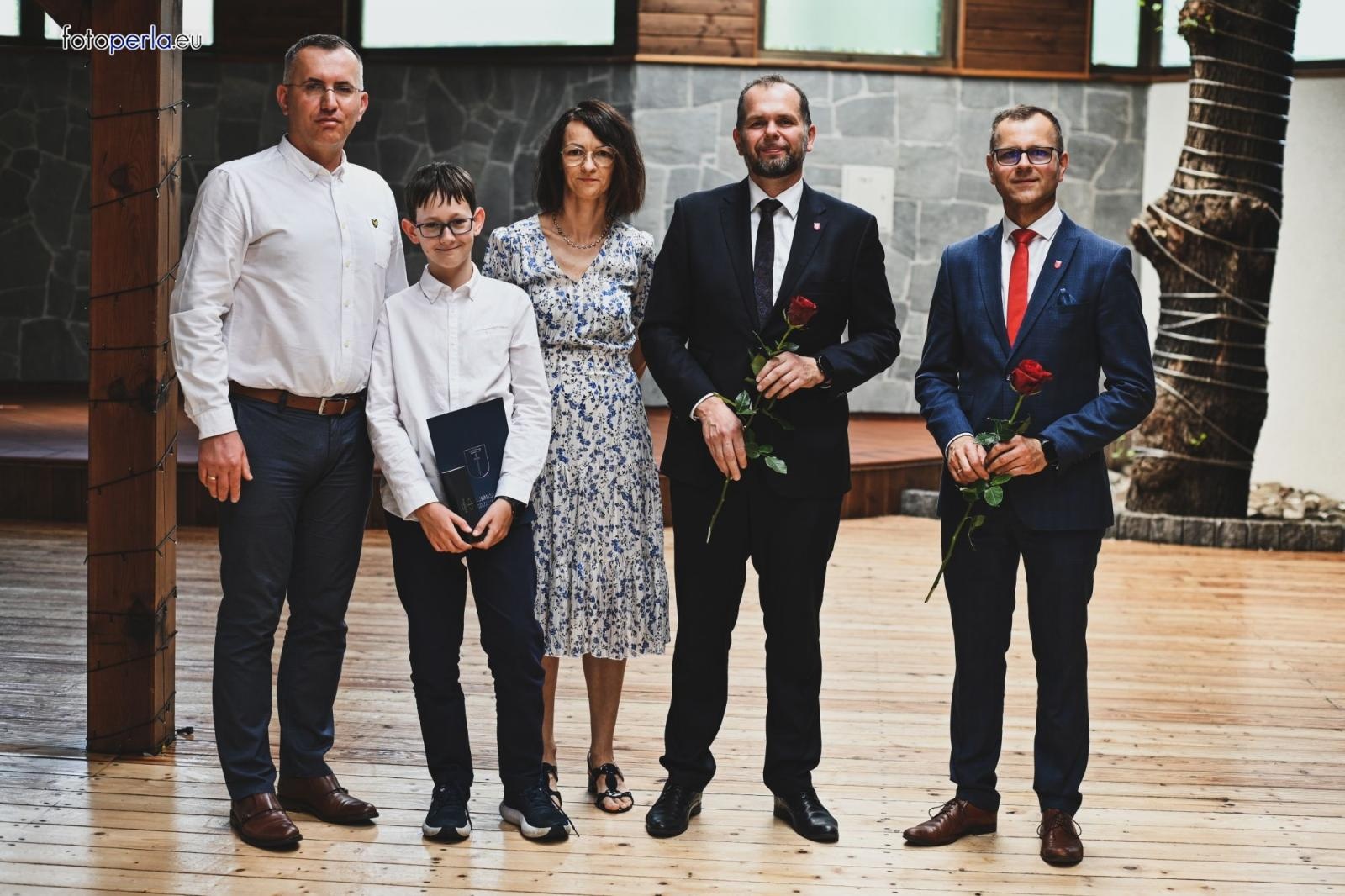 Zdjęcie w galerii na portalu naszraciborz.pl: Burmistrz Krzanowic uhonorował prymusów wiadomości z regionu