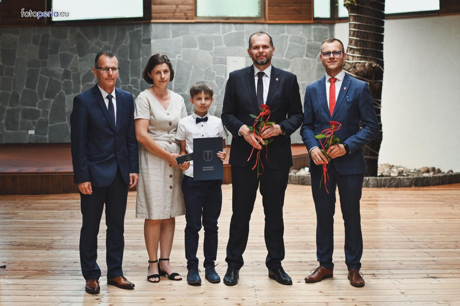 Zdjęcie w galerii na portalu naszraciborz.pl: Burmistrz Krzanowic uhonorował prymusów wiadomości z regionu