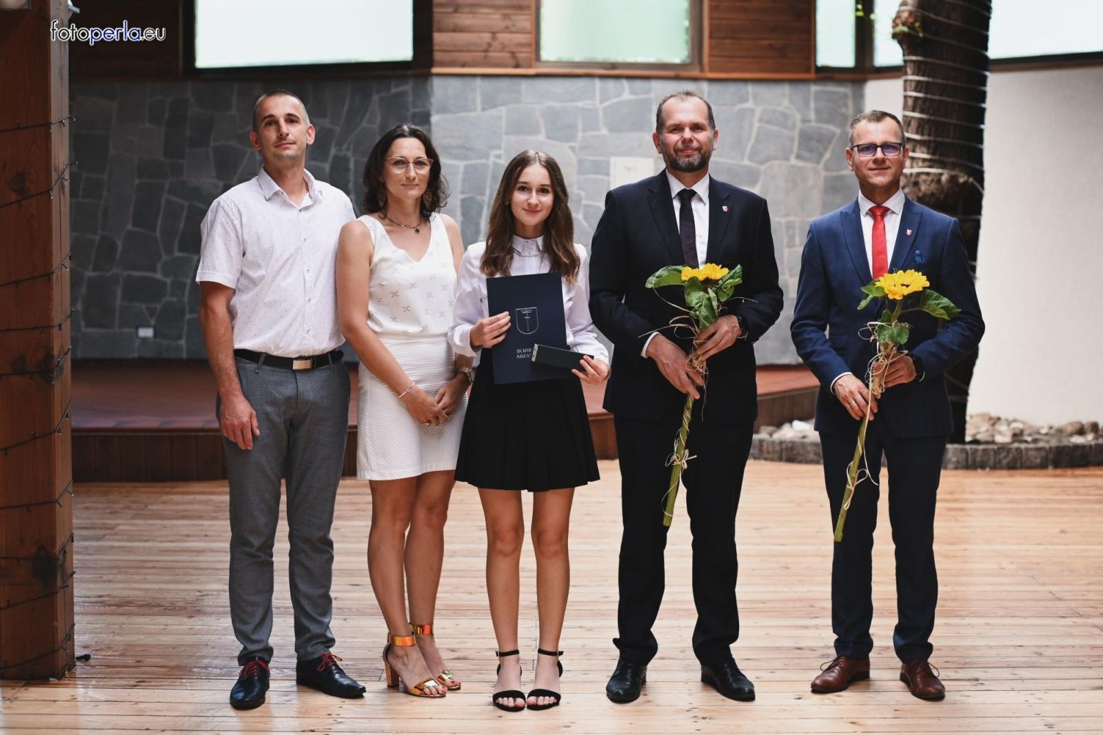 Zdjęcie w galerii na portalu naszraciborz.pl: Burmistrz Krzanowic uhonorował prymusów wiadomości z regionu