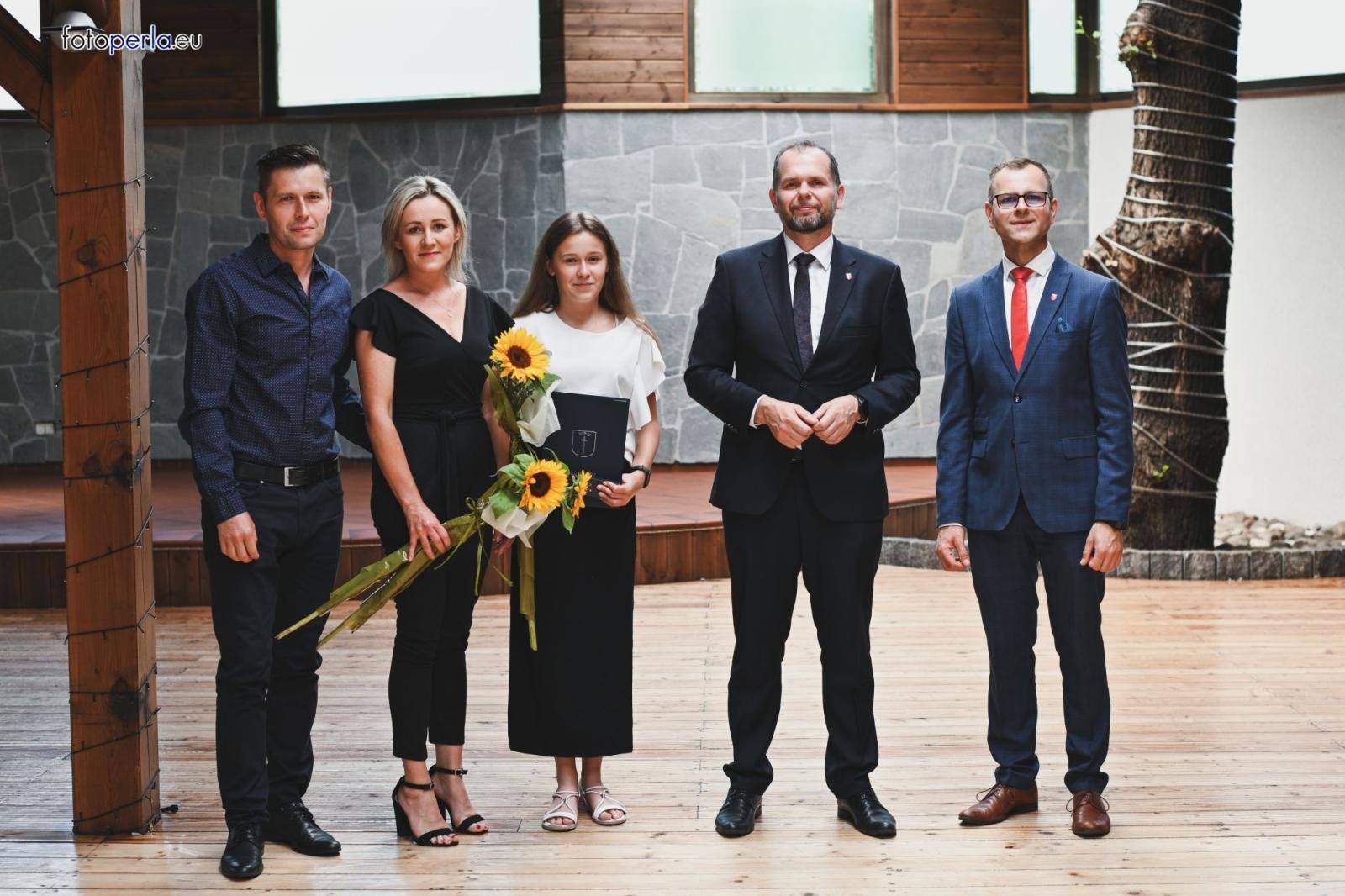 Zdjęcie w galerii na portalu naszraciborz.pl: Burmistrz Krzanowic uhonorował prymusów wiadomości z regionu