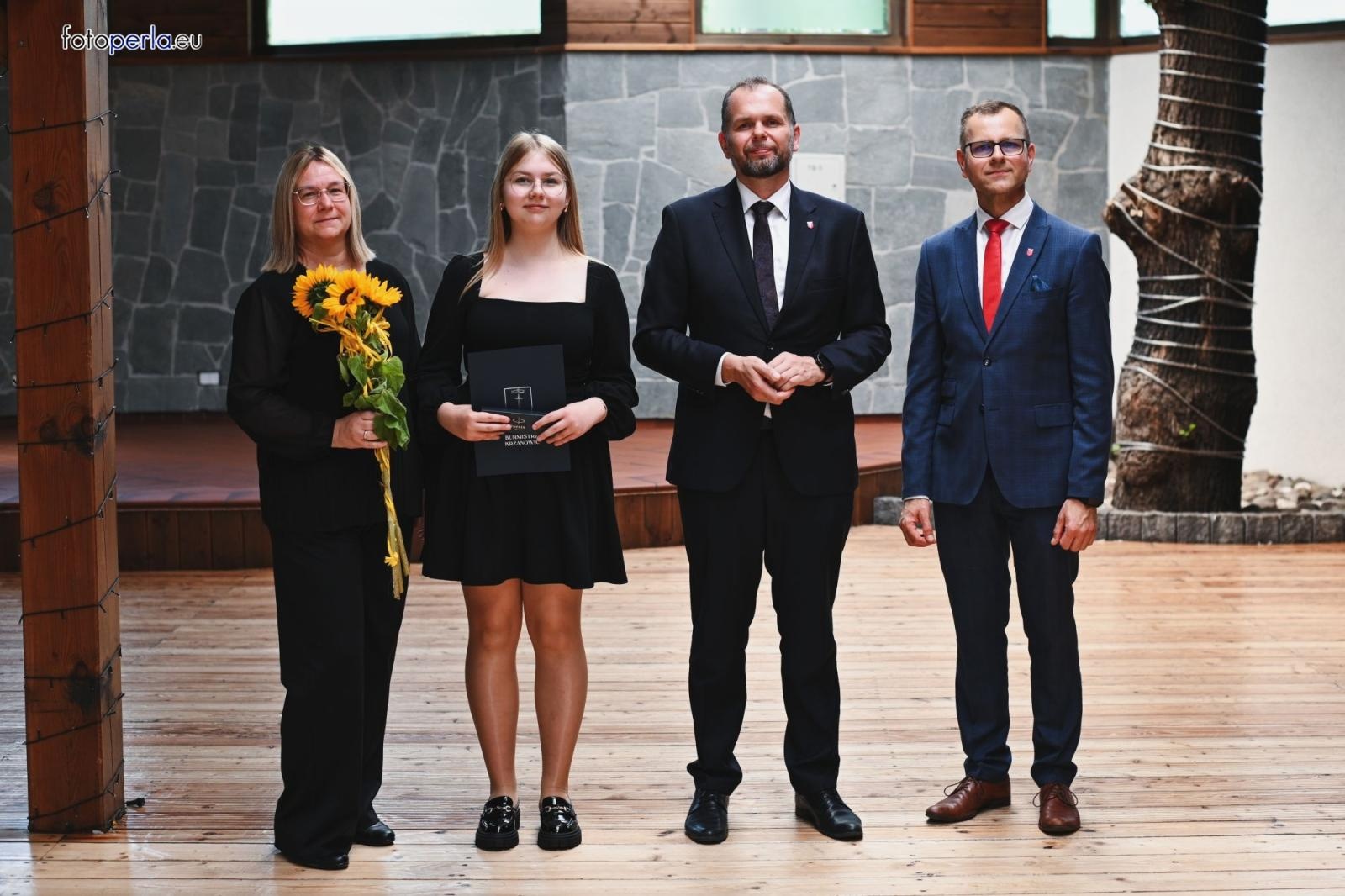 Zdjęcie w galerii na portalu naszraciborz.pl: Burmistrz Krzanowic uhonorował prymusów wiadomości z regionu