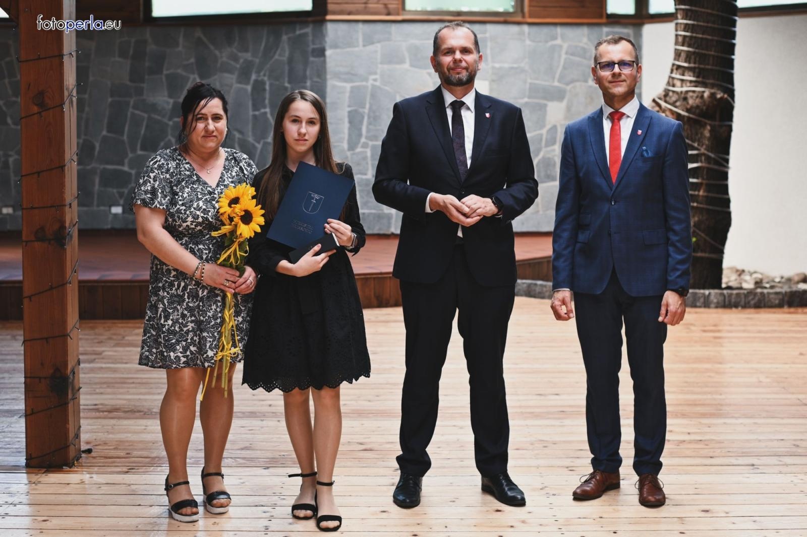 Zdjęcie w galerii na portalu naszraciborz.pl: Burmistrz Krzanowic uhonorował prymusów wiadomości z regionu