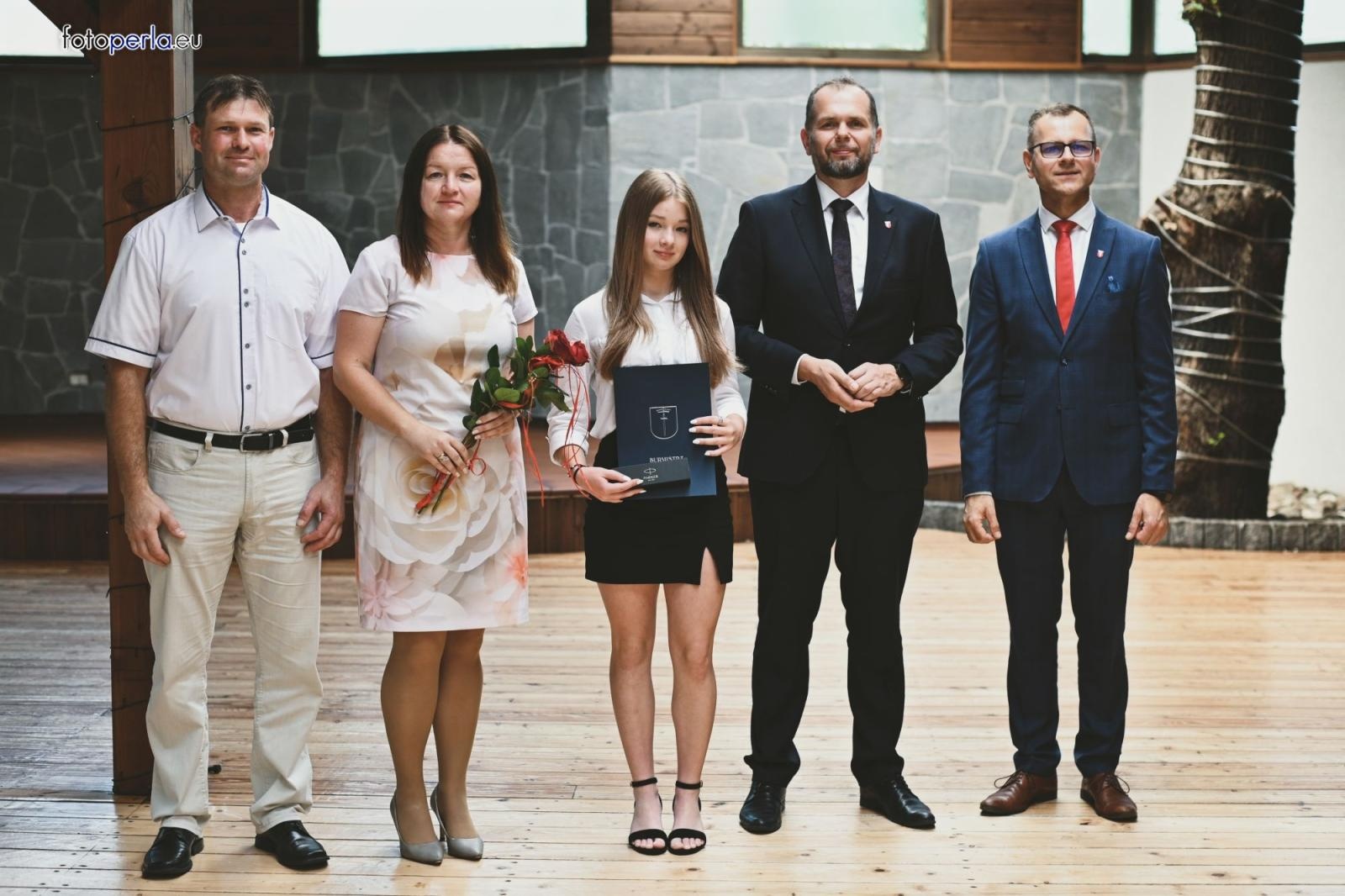 Zdjęcie w galerii na portalu naszraciborz.pl: Burmistrz Krzanowic uhonorował prymusów wiadomości z regionu