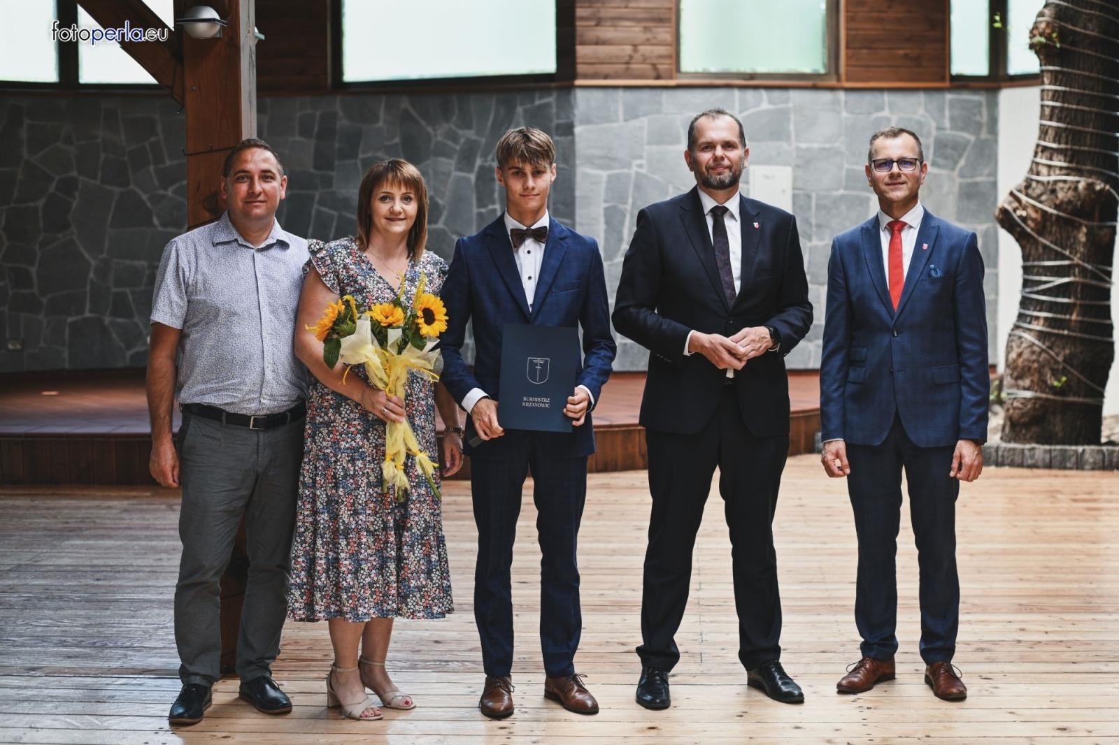 Zdjęcie w galerii na portalu naszraciborz.pl: Burmistrz Krzanowic uhonorował prymusów wiadomości z regionu