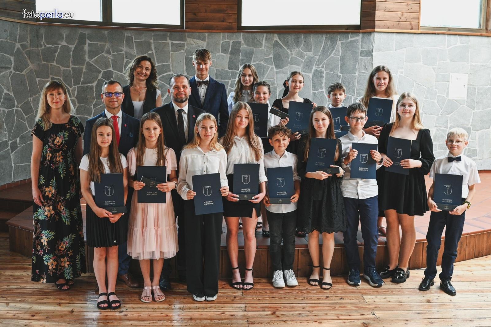 Zdjęcie w galerii na portalu naszraciborz.pl: Burmistrz Krzanowic uhonorował prymusów wiadomości z regionu