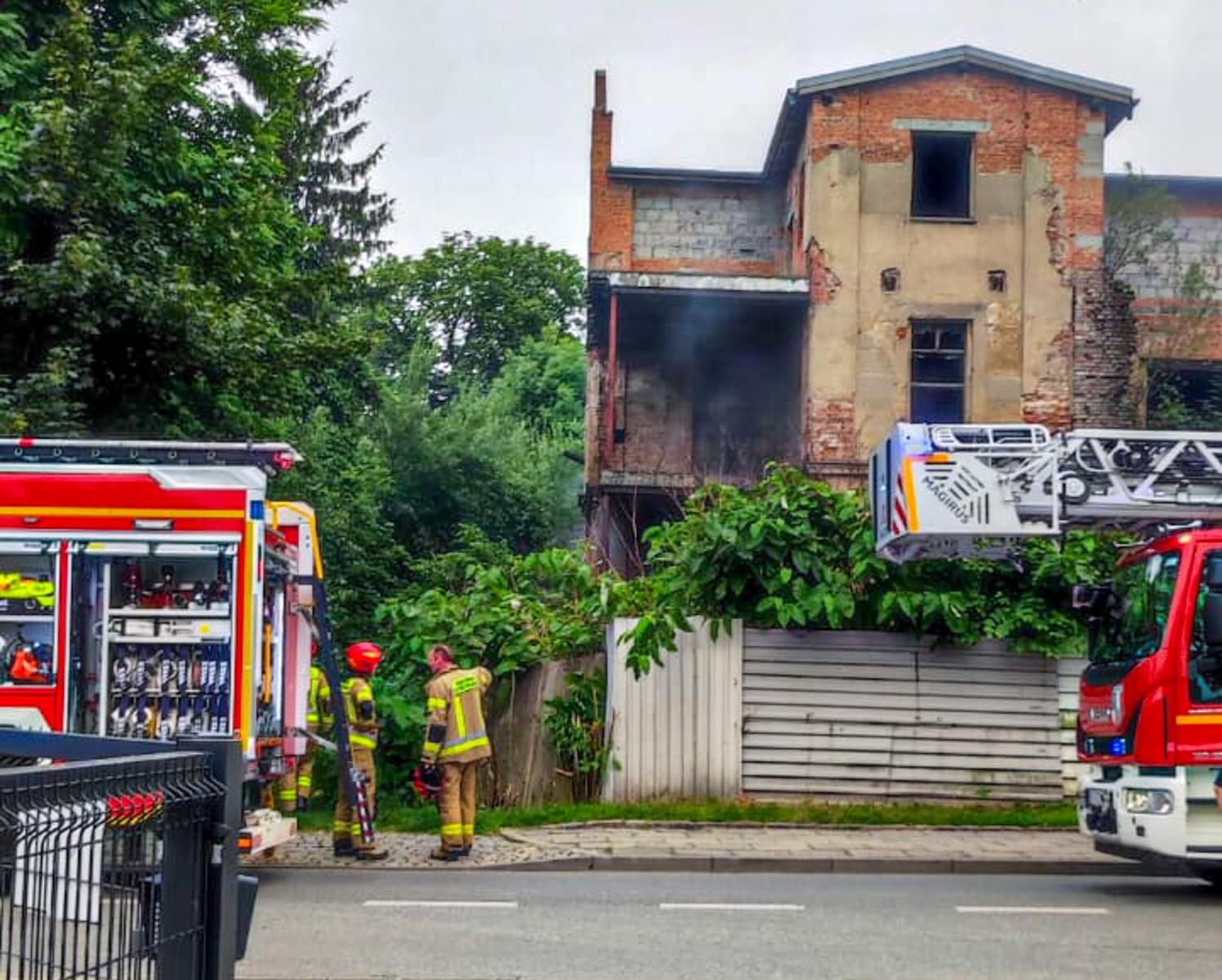 Zdjęcie w galerii na portalu naszraciborz.pl: Pożar na Drewnianej. Do zaprószenia ognia doszło w pustostanie [FOTO i WIDEO] wiadomości z regionu
