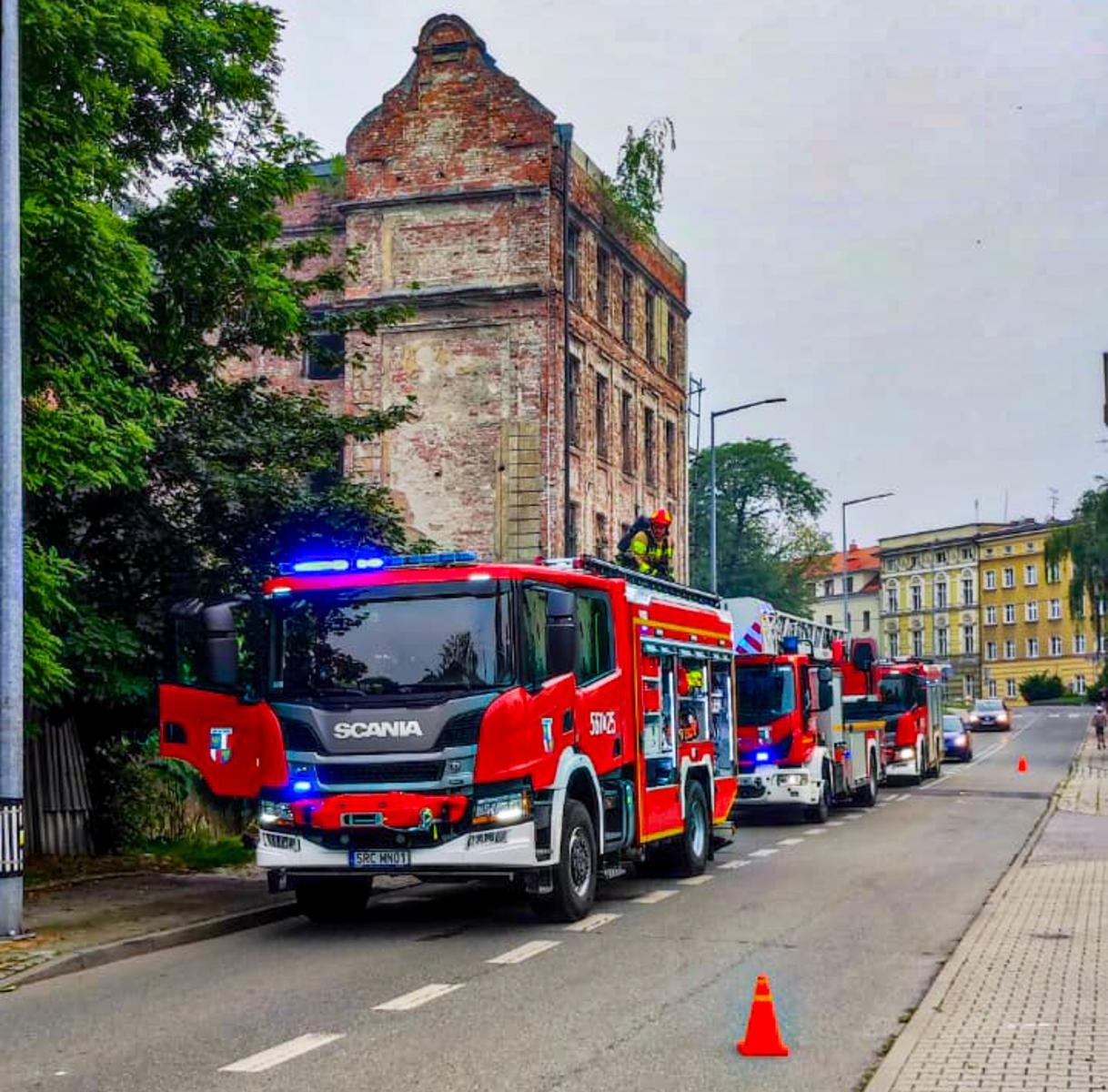 Zdjęcie w galerii na portalu naszraciborz.pl: Pożar na Drewnianej. Do zaprószenia ognia doszło w pustostanie [FOTO i WIDEO] wiadomości z regionu