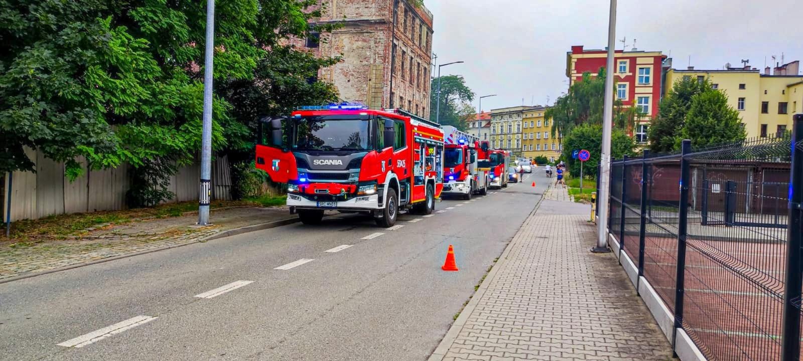 Zdjęcie w galerii na portalu naszraciborz.pl: Pożar na Drewnianej. Do zaprószenia ognia doszło w pustostanie [FOTO i WIDEO] wiadomości z regionu